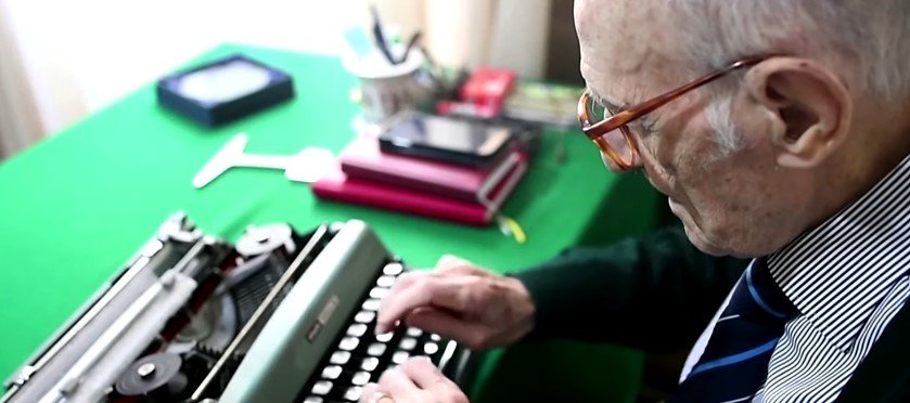 Photo of 96-year-old Giuseppe Paterno using a typewriter | Photo: Youtube / Reuters