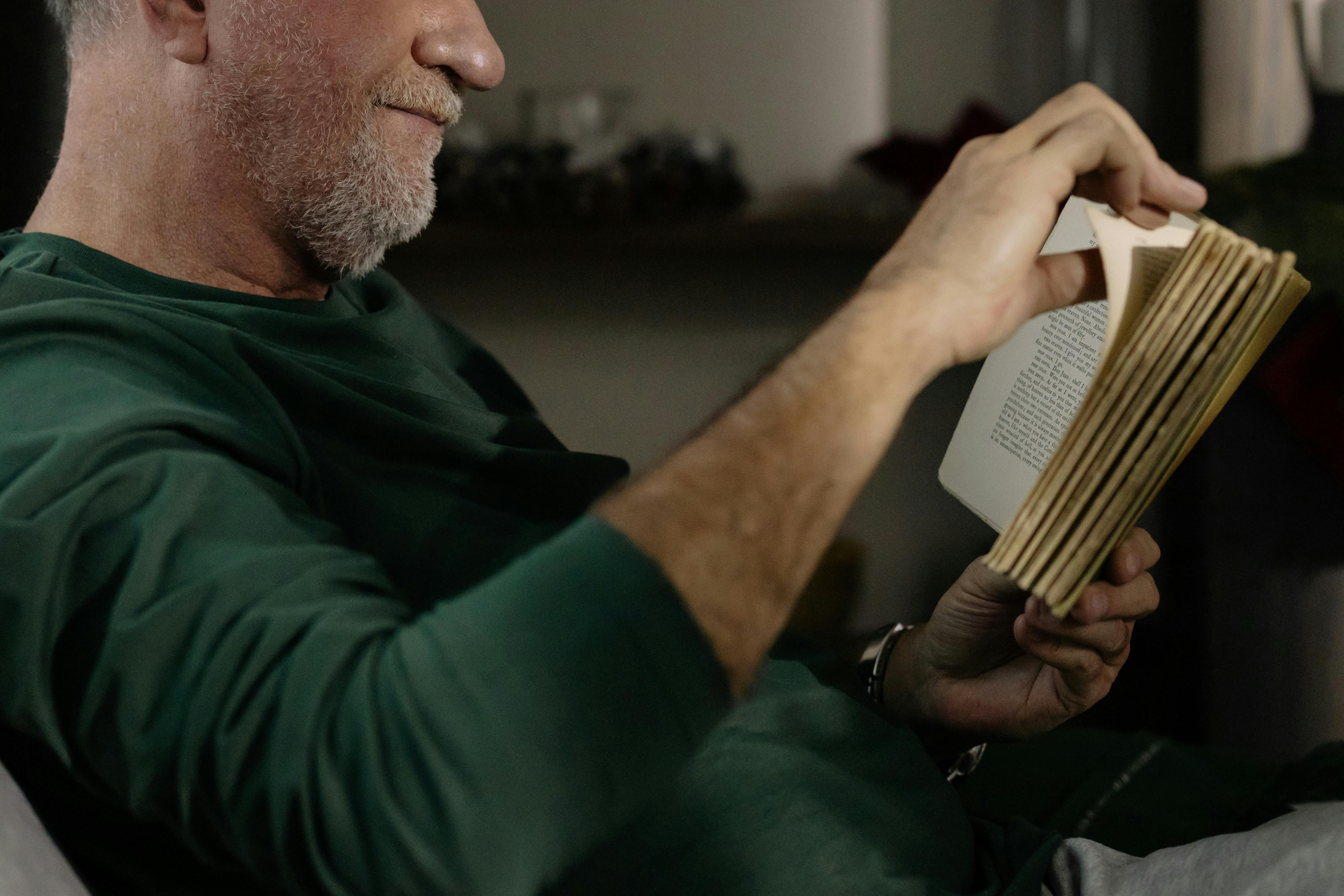 An old man paging through a book | Source: Pexels