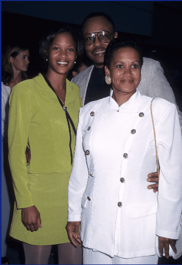  Actor Roger E. Mosley, longtime girlfriend Toni Laudermick and daughter attend the "Hoodlum" Los Angeles Premiere on August 25, 1997 | Photo: Getty Images