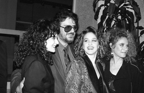 American songwriters Gerry Goffin and Carole King pose with their daughters Louise Goffin and Sherry Goffin Kondor, at a Songwriters' Academy event  | Photo: Getty Images