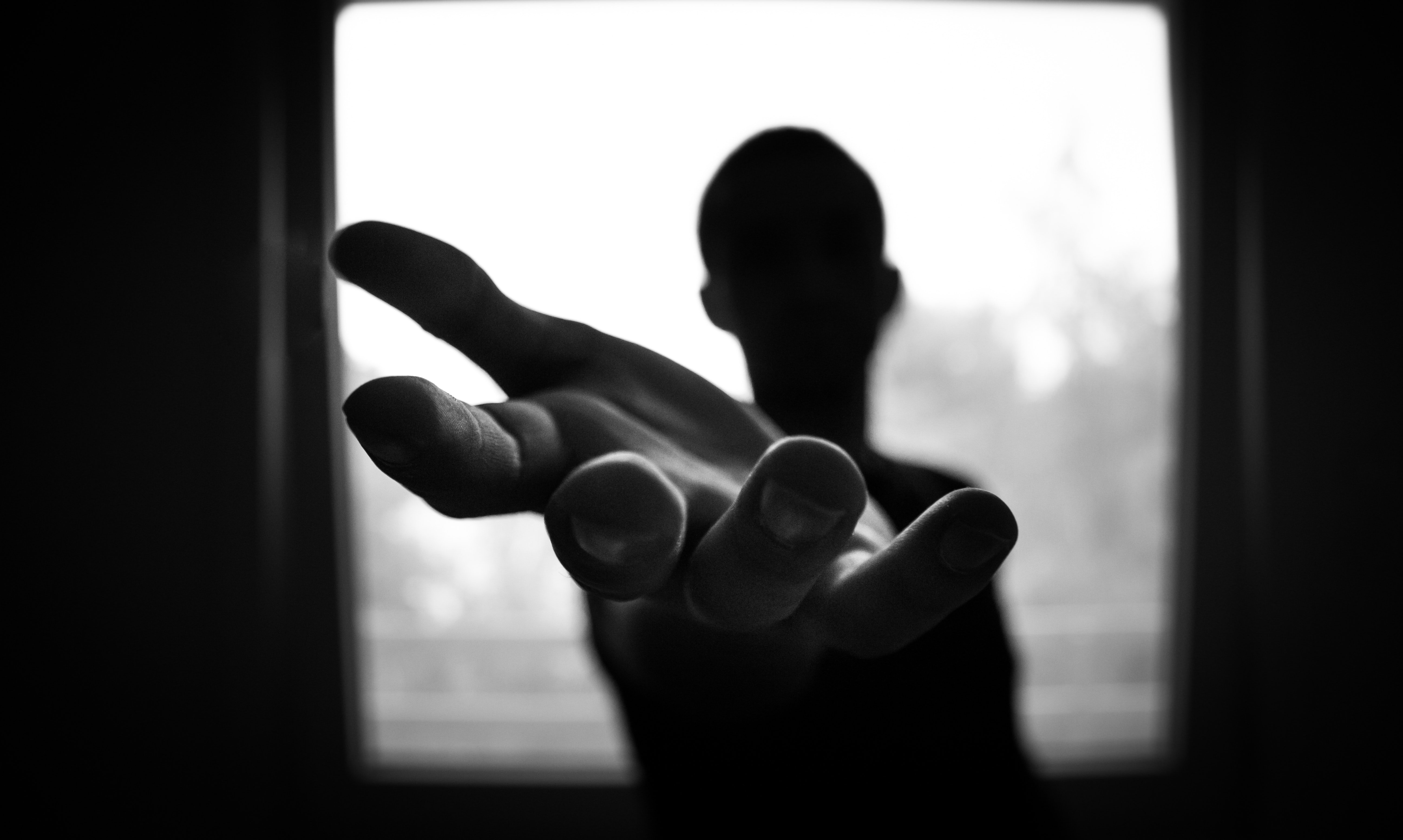 Persona ofreciendo su mano. | Foto: Pexels
