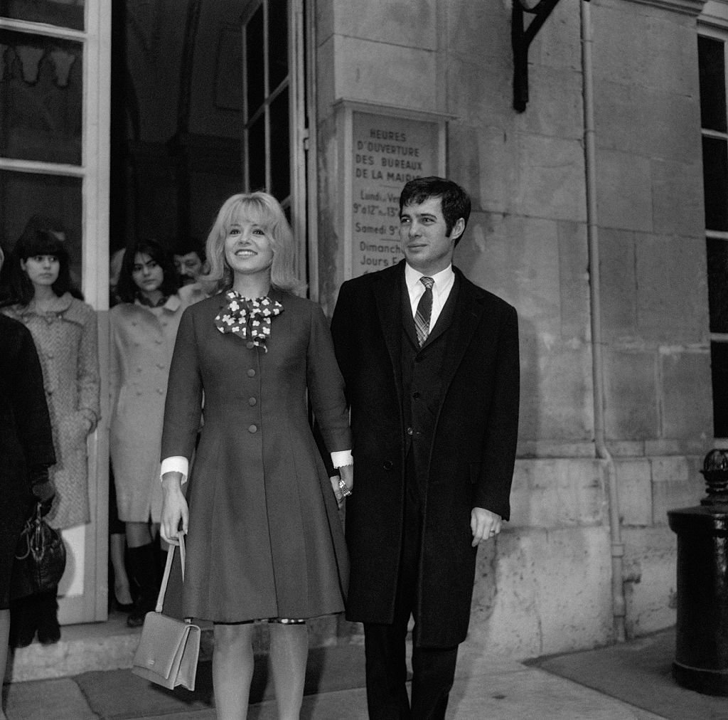 Mariage de Guy Bedos et de Sophie Daumier a la mairie du 9eme arrondissement, a Paris, France le 19 fevrier 1965. | Photo : Getty Images