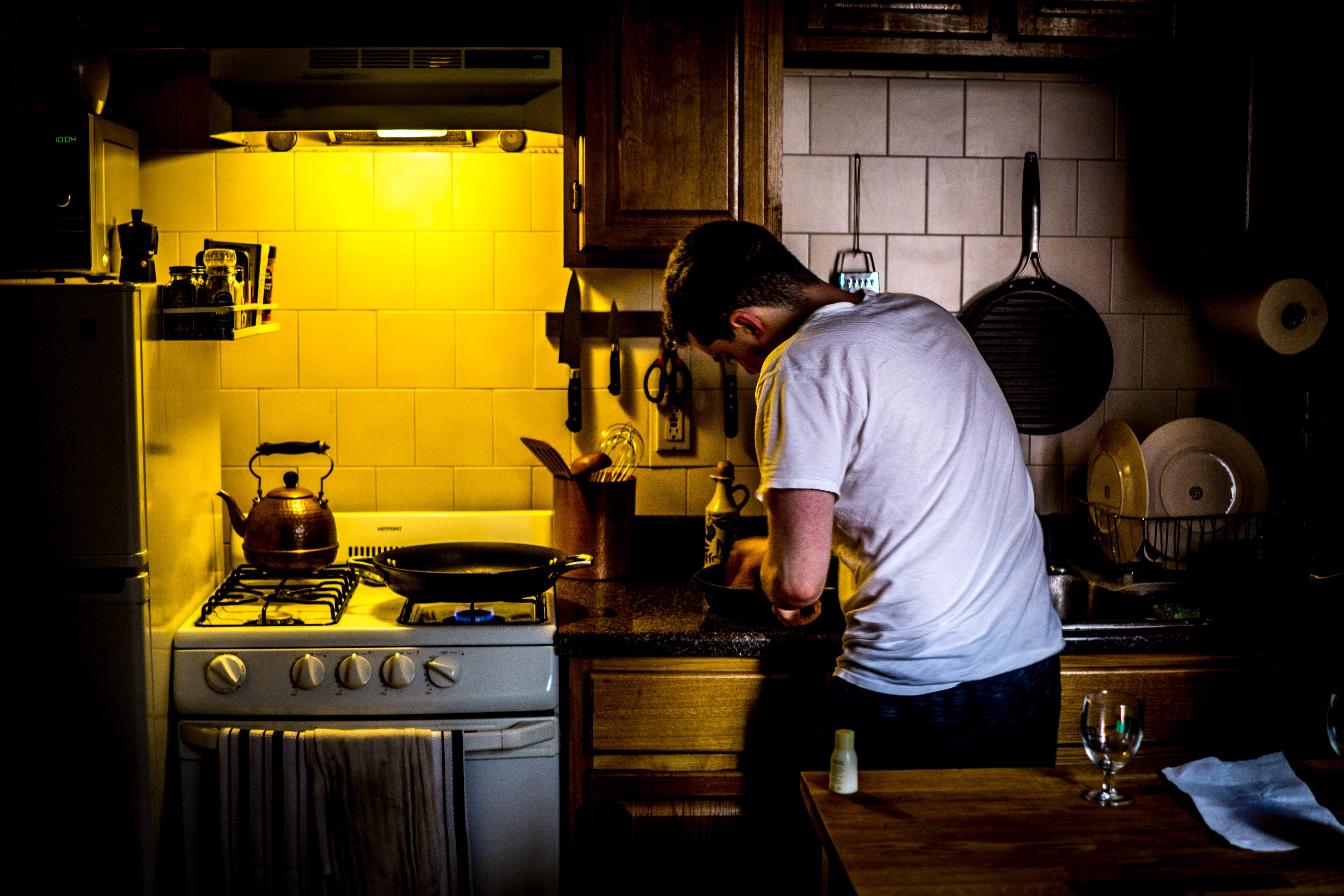 Man busy in the kitchen | Photo: Unsplash