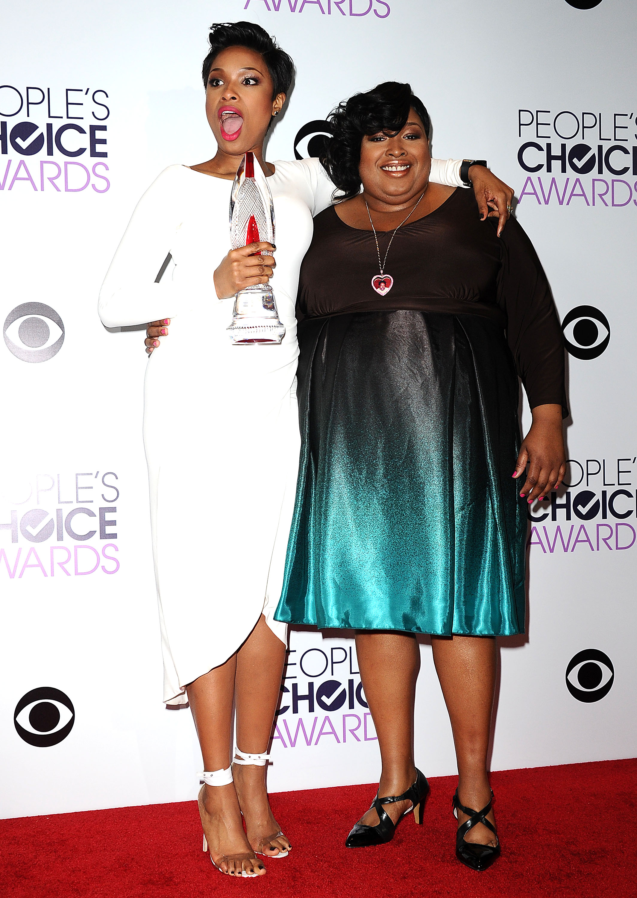 Jennifer Hudson and sister Julia Hudson pose in the press room at the 40th annual People's Choice Awards at Nokia Theatre L.A. Live in California on January 8, 2014. | Source: Getty Images
