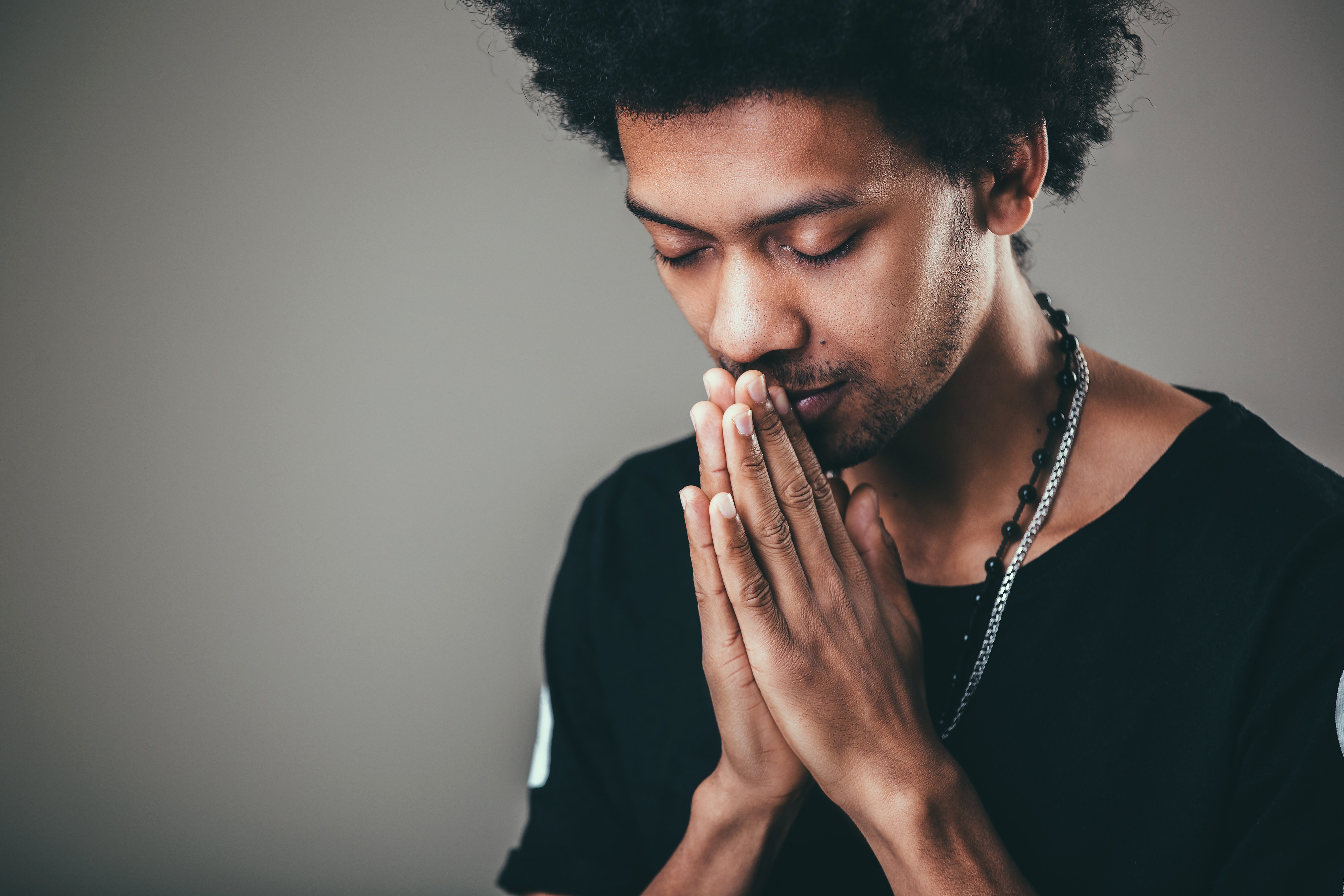 A person praying. | Source: Shutterstock 