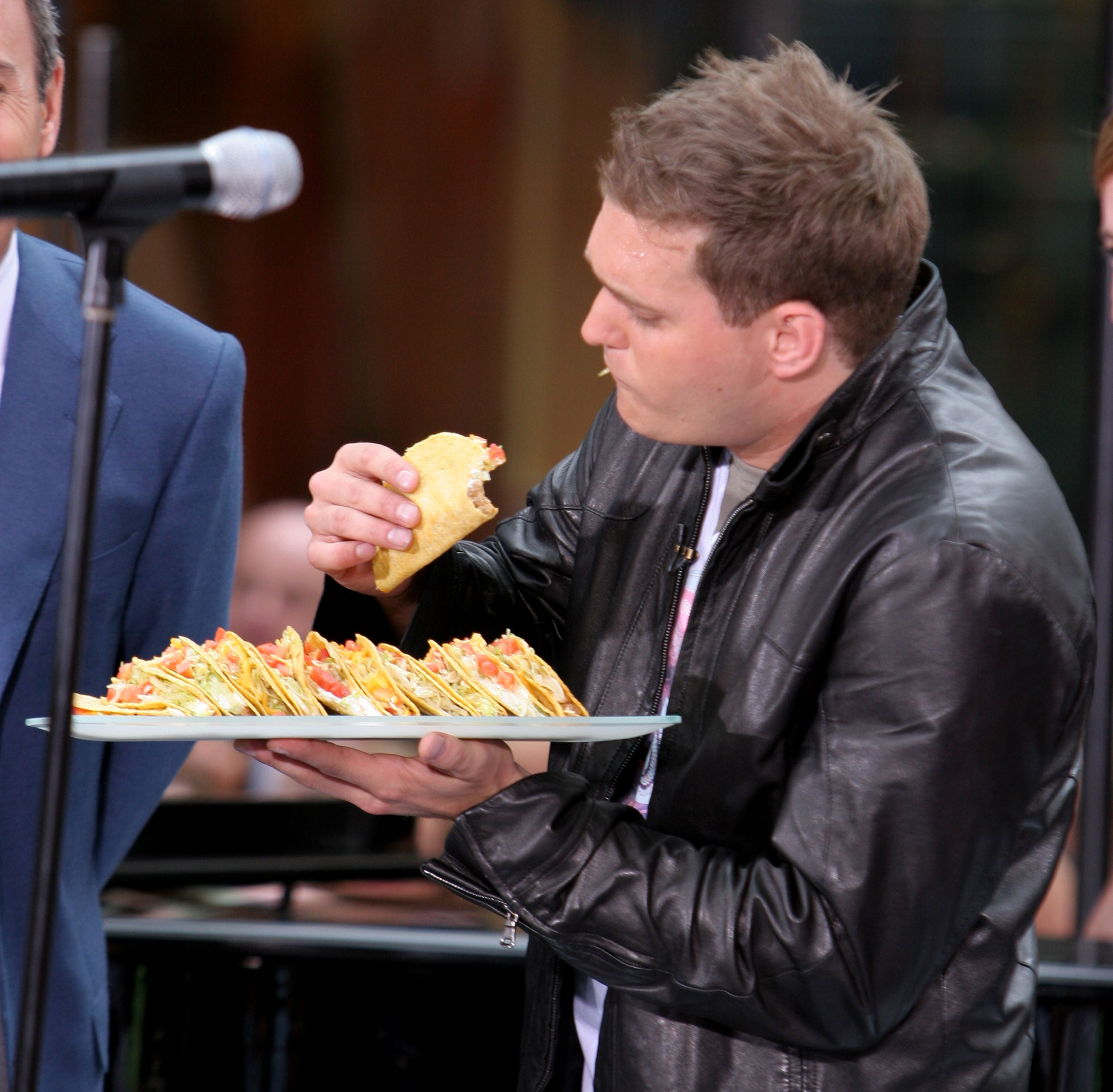 Michael Bublé eating before performing at The Today Show Summer Concert Series in New York City, New York, on August 19, 2005 | Source: Getty Images