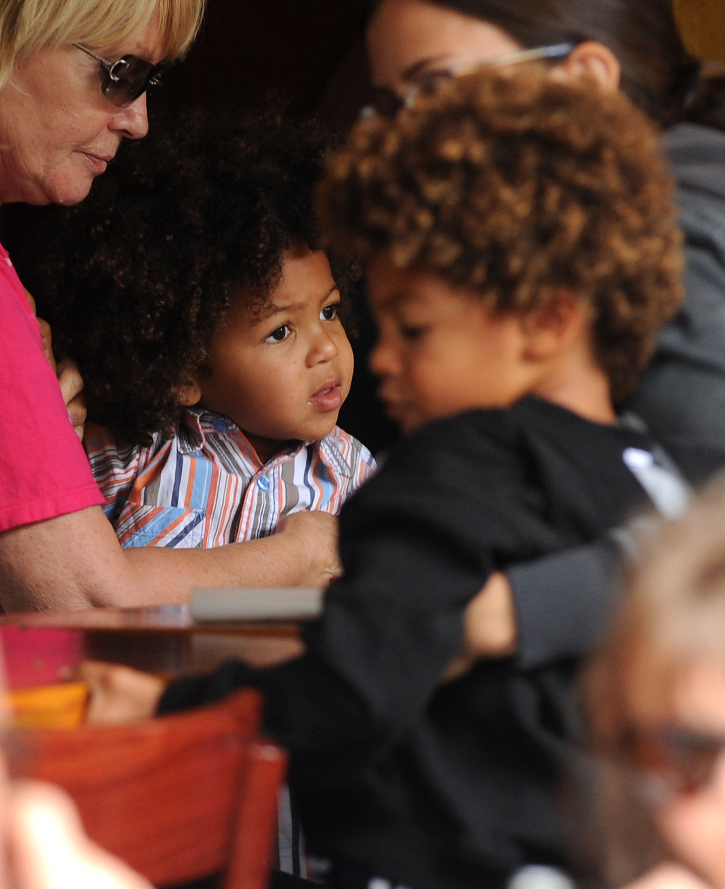 Heidi Klum's sons Johan and Henry Samuel eat lunch in Manhattan, New York City, on June 17, 2009 | Source: Getty Images