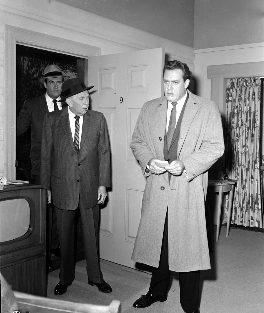 Raymond Burr as Perry Mason, Ray Collins as Lt. Arthur Tragg and William Talman as District Attorney Hamilton Burger in the CBS television series "Perry Mason," on January 13, 1960. | Photo: Getty Images