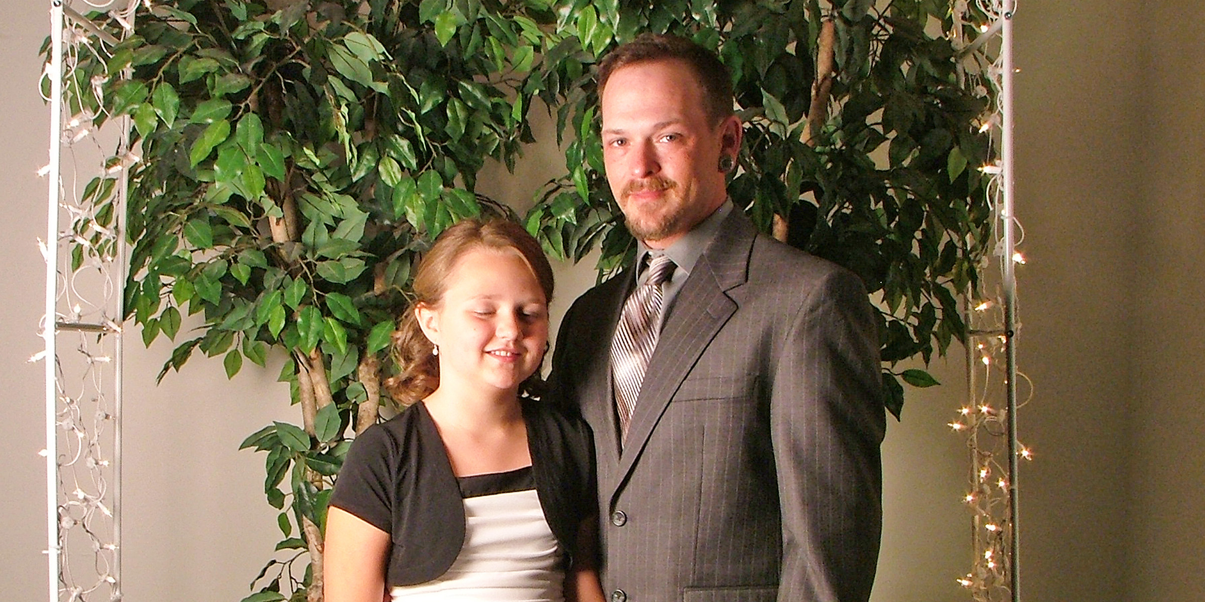 A man with a young girl | Source: Flickr