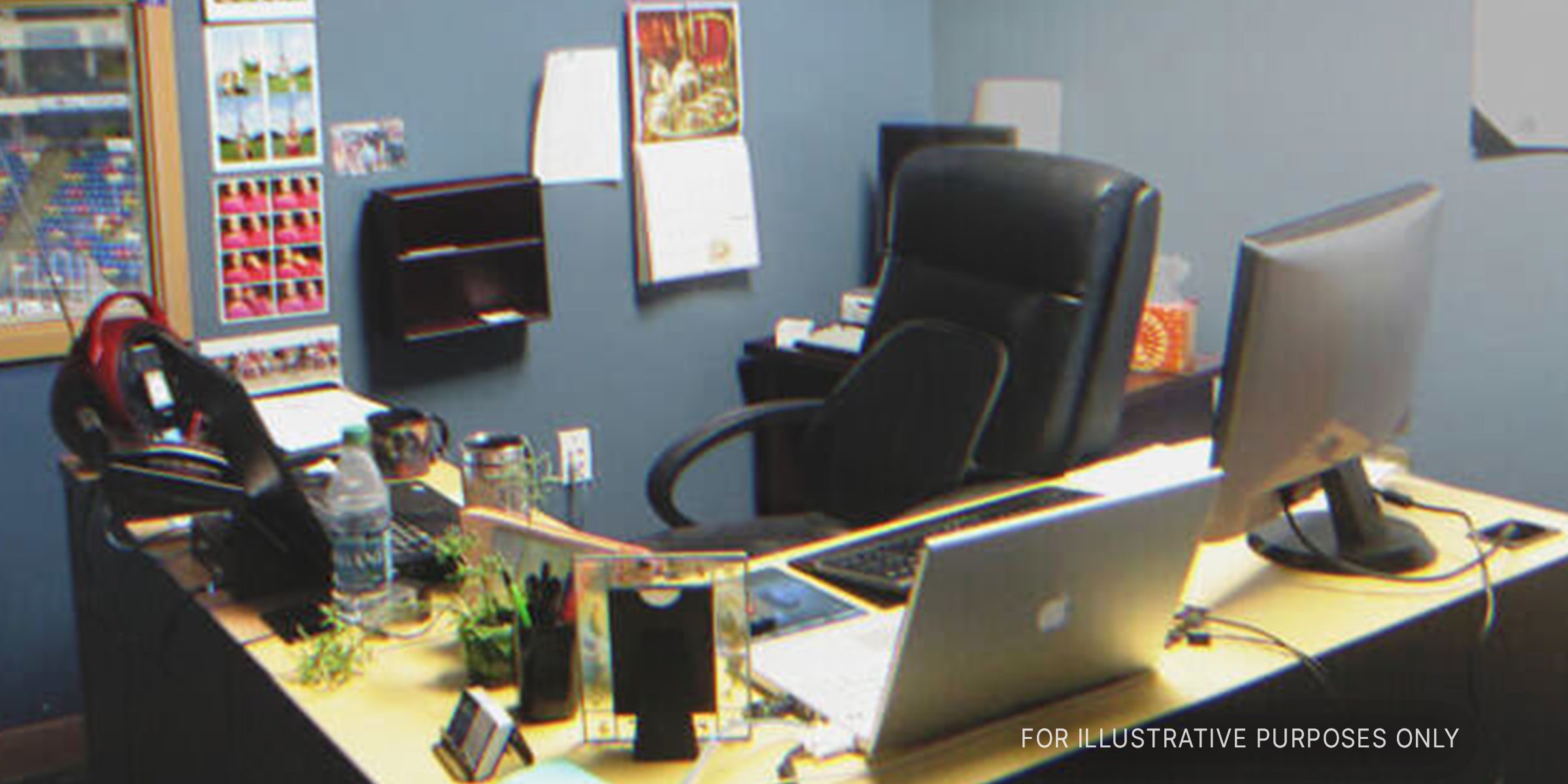 A regular office desk. | Source: Flickr / moonlightbulb (CC BY 2.0)