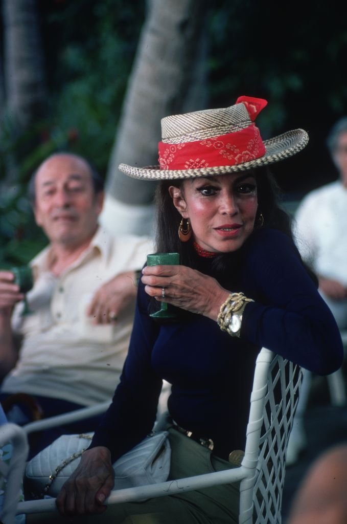 La actriz mexicana María Félix disfrutando de una bebida en Acapulco, enero de 1978. | Foto: Getty Images