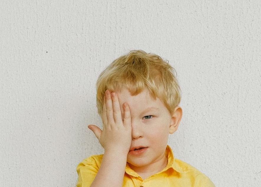 A little boy covering his eye | Source: Pexels