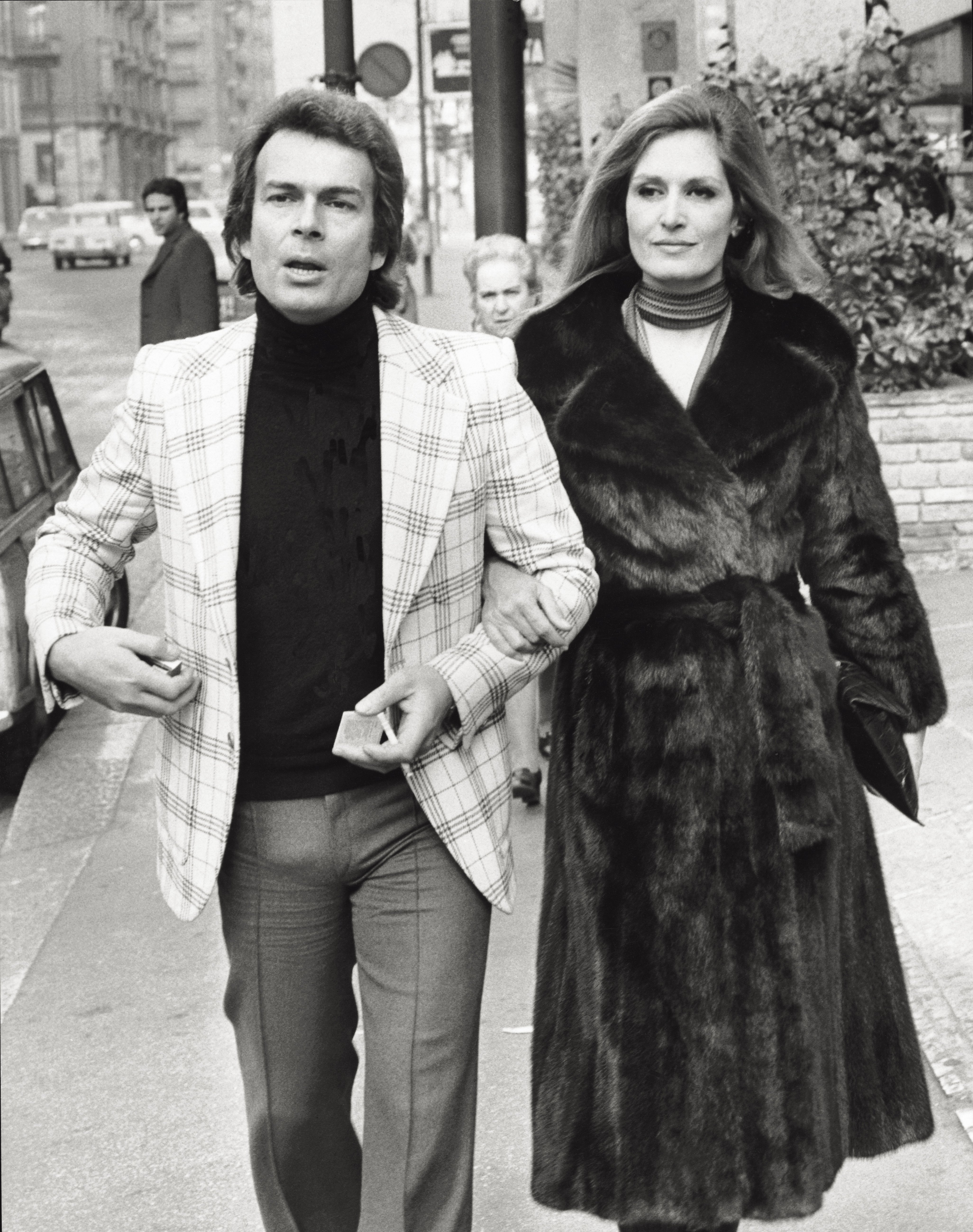 Dalida avec son fiancé Richard Chanfray dans les rues de Milan. Milan. | Photo : Getty Images Dalida avec son fiancé Richard Chanfray dans les rues de Milan. Milan. | Photo : Getty Images