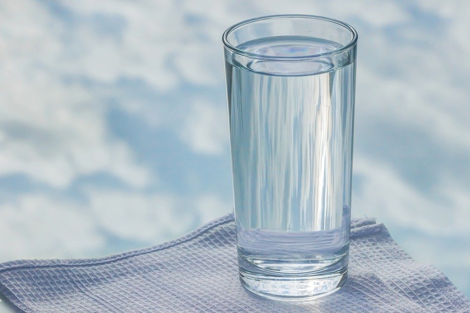 A glass of water placed on a napkin.| Photo: Pixabay