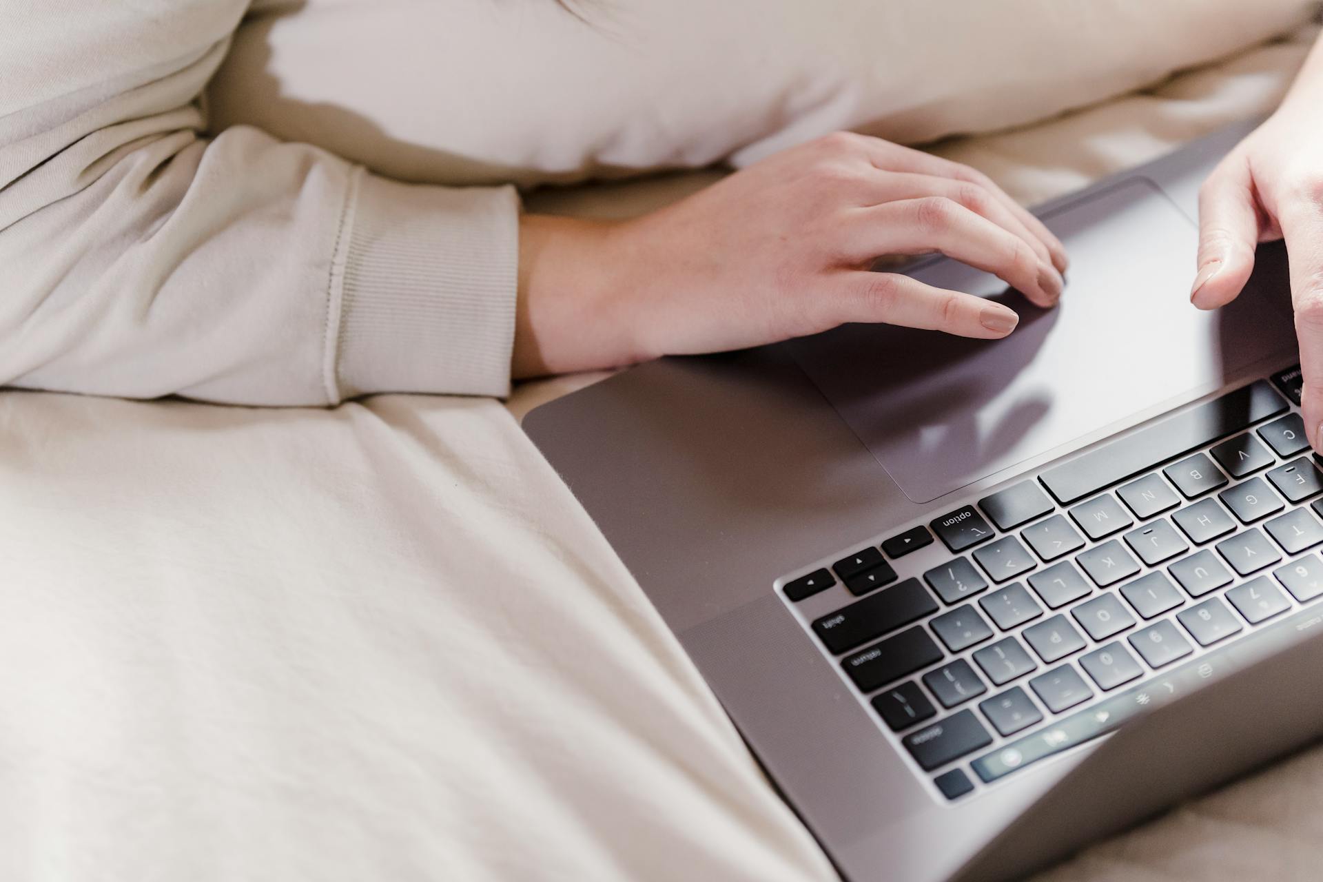 A woman using her laptop in bed | Source: Pexels