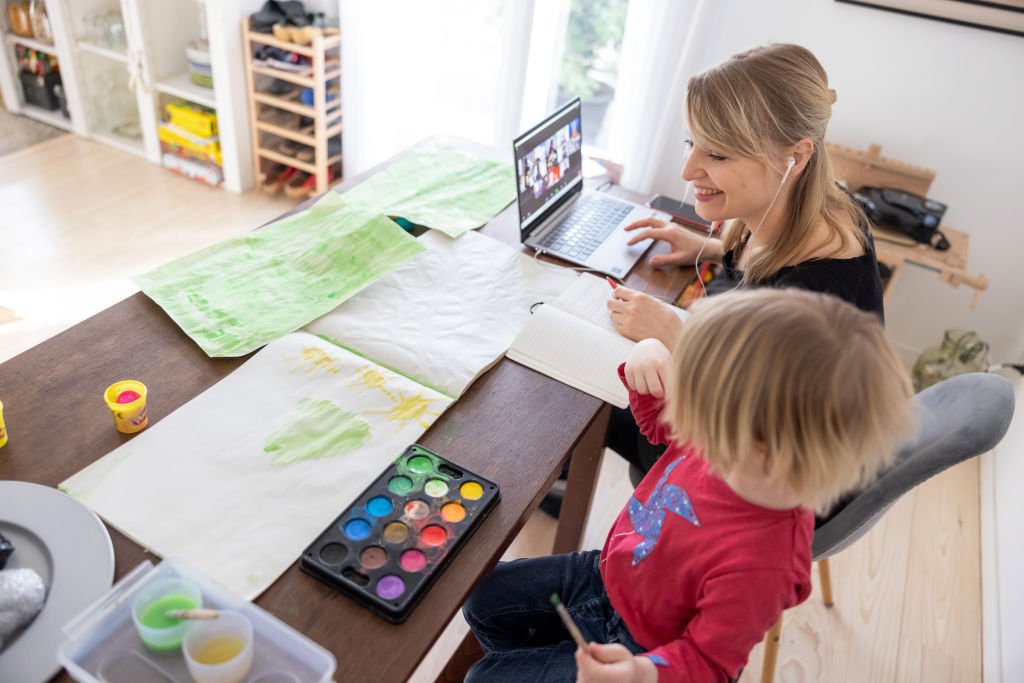Une femme en train de discuter avec sa fille. | Photo : Getty Images
