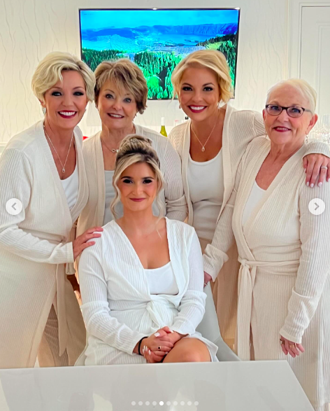 Kelli Carpenter, Teresa ODonnell and Anne Steele posing for a picture with loved ones on Teresas wedding day, posted on August 18, 2024 | Source: Instagram/theannesteele