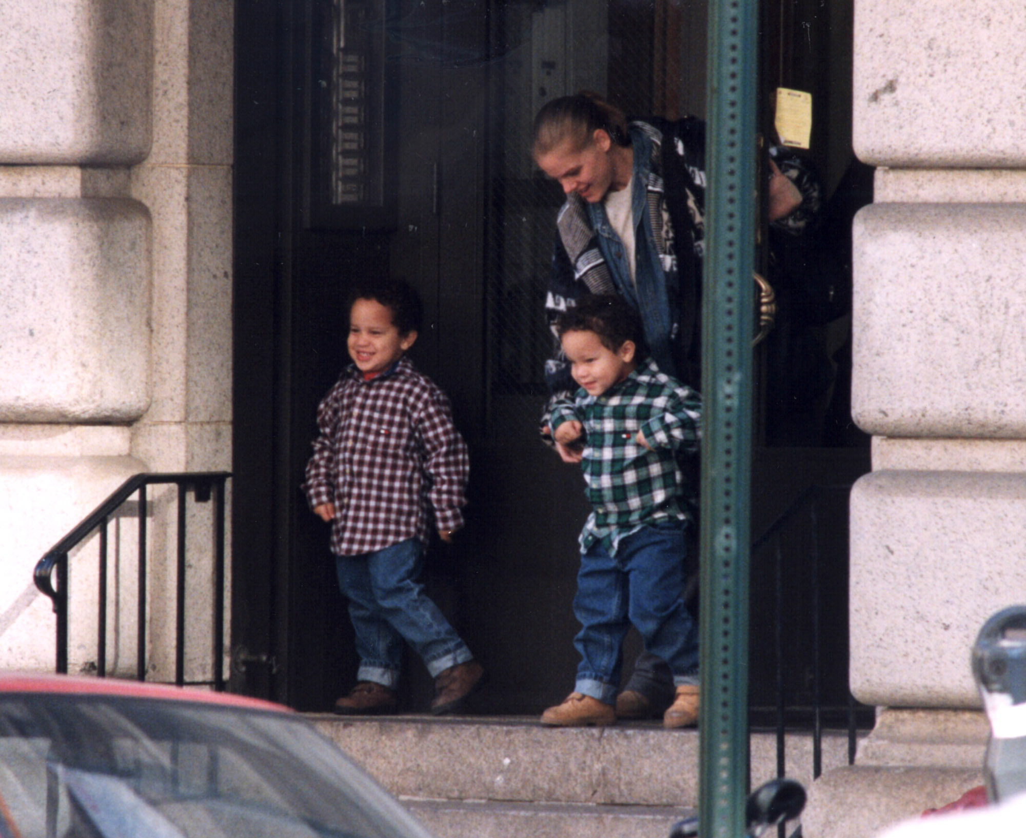 Toukie Smith and her twin boys Aaron and Julian, sons of Robert DeNiro, in New York, on November 6, 1998. | Source: Getty Images