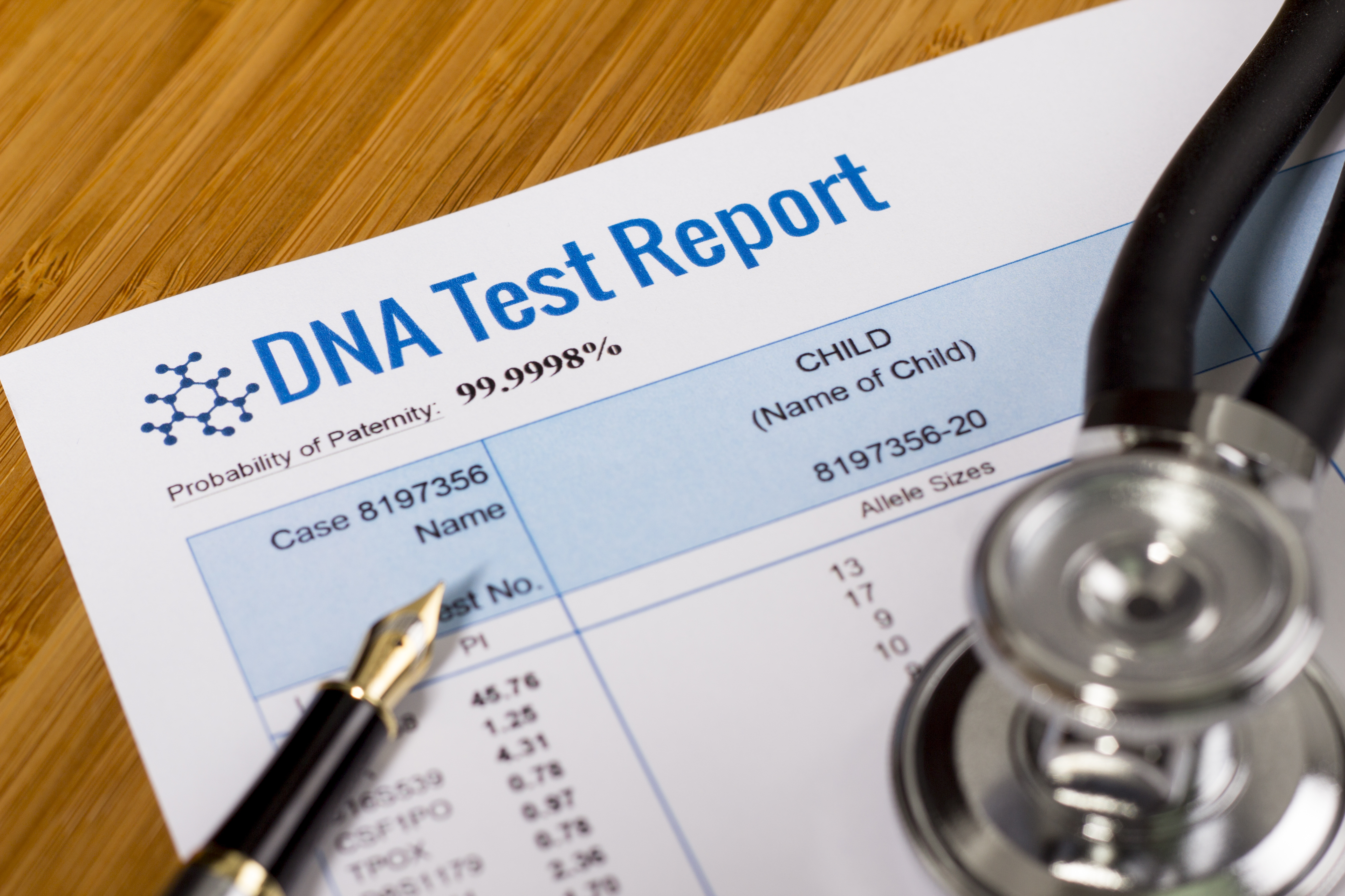 Ein DNA-Testbericht über die Vaterschaft mit einem Stift und einem Stethoskop. | Quelle: Shutterstock