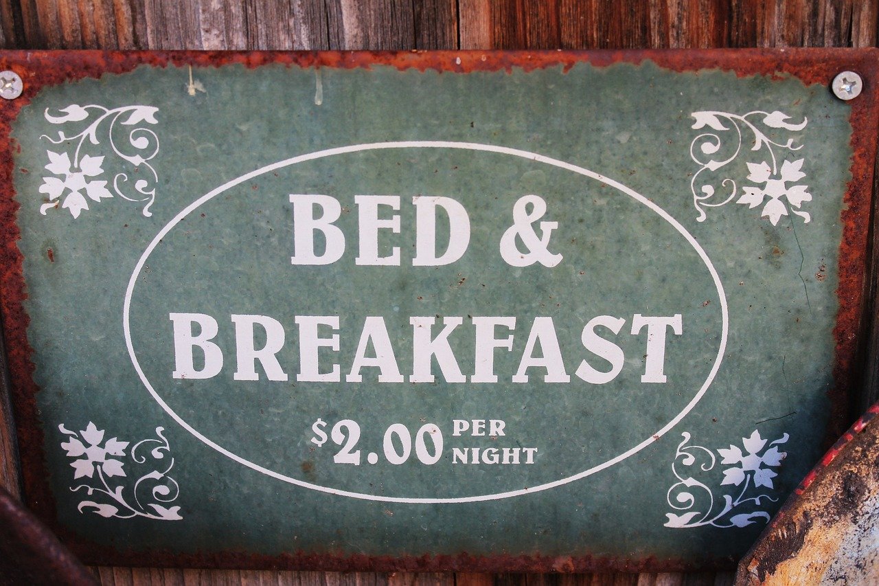 A picture of a signage of a cheap bed-and-breakfast. | Photo: Pixabay