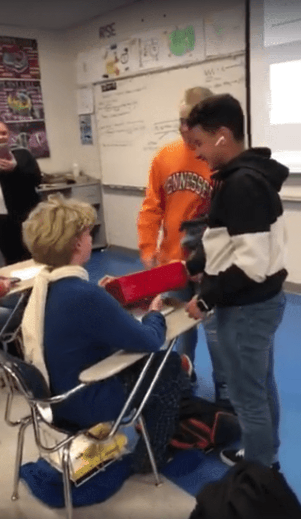 Kerolos Girgis et Dylan Norton portant un cadeau à Azrael Robinson. | Image : Facebook/Stephanie V. Myers