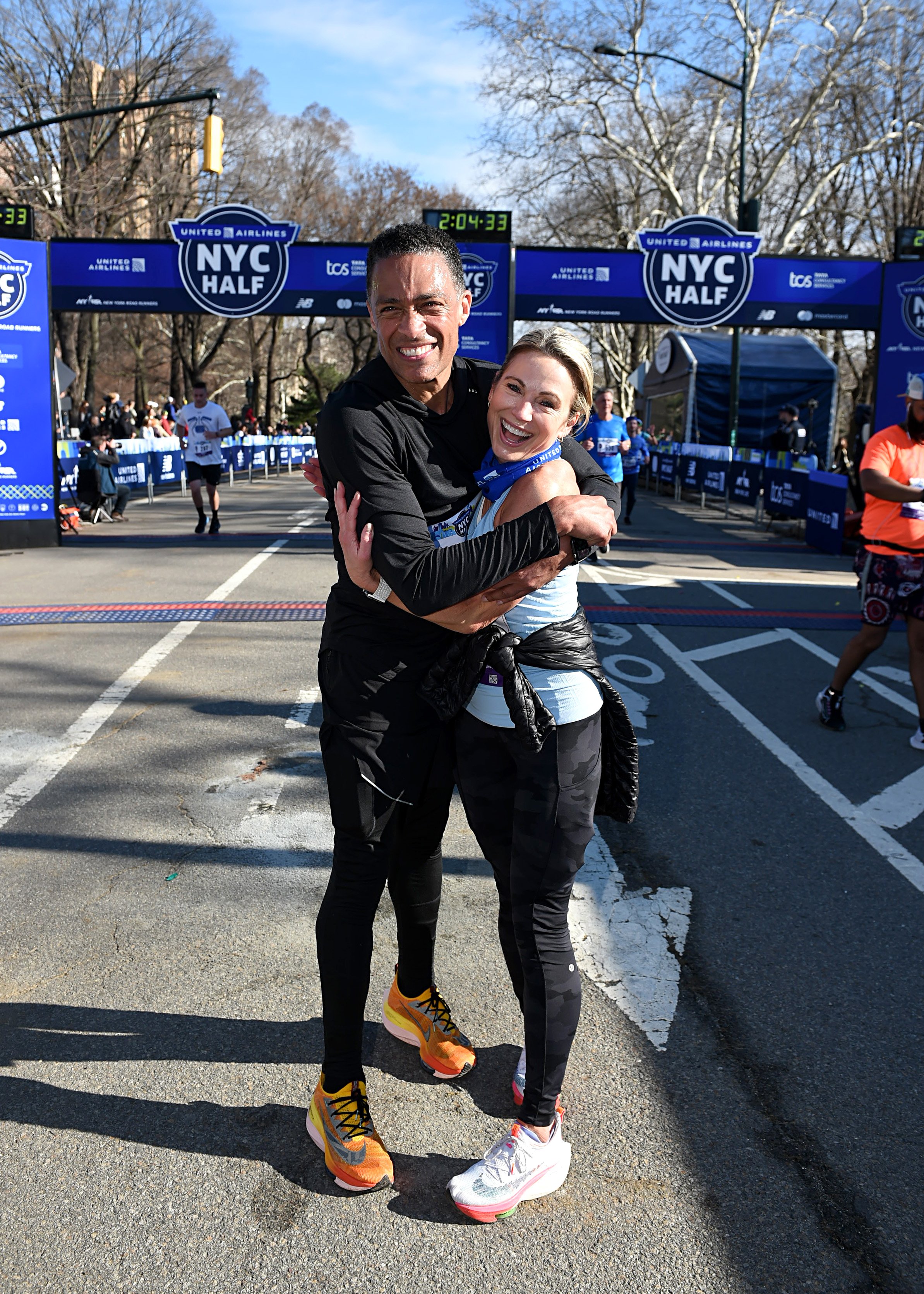 TJ Holmes and Amy Robach embracing during the 2022 United Airlines NYC Half Marathon on March 20, 2022, in New York City | Source: Getty Images