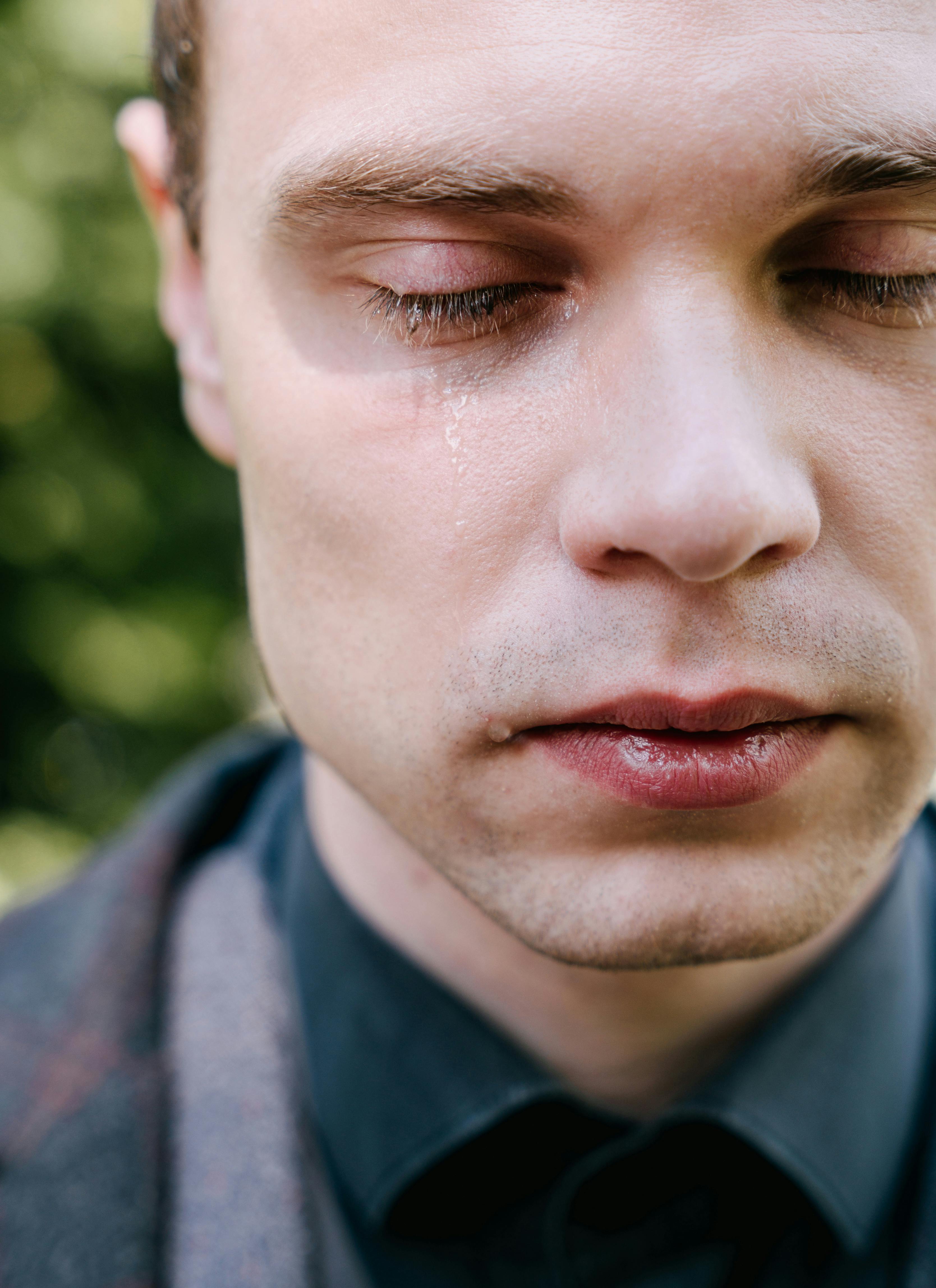 A man crying | Source: Pexels