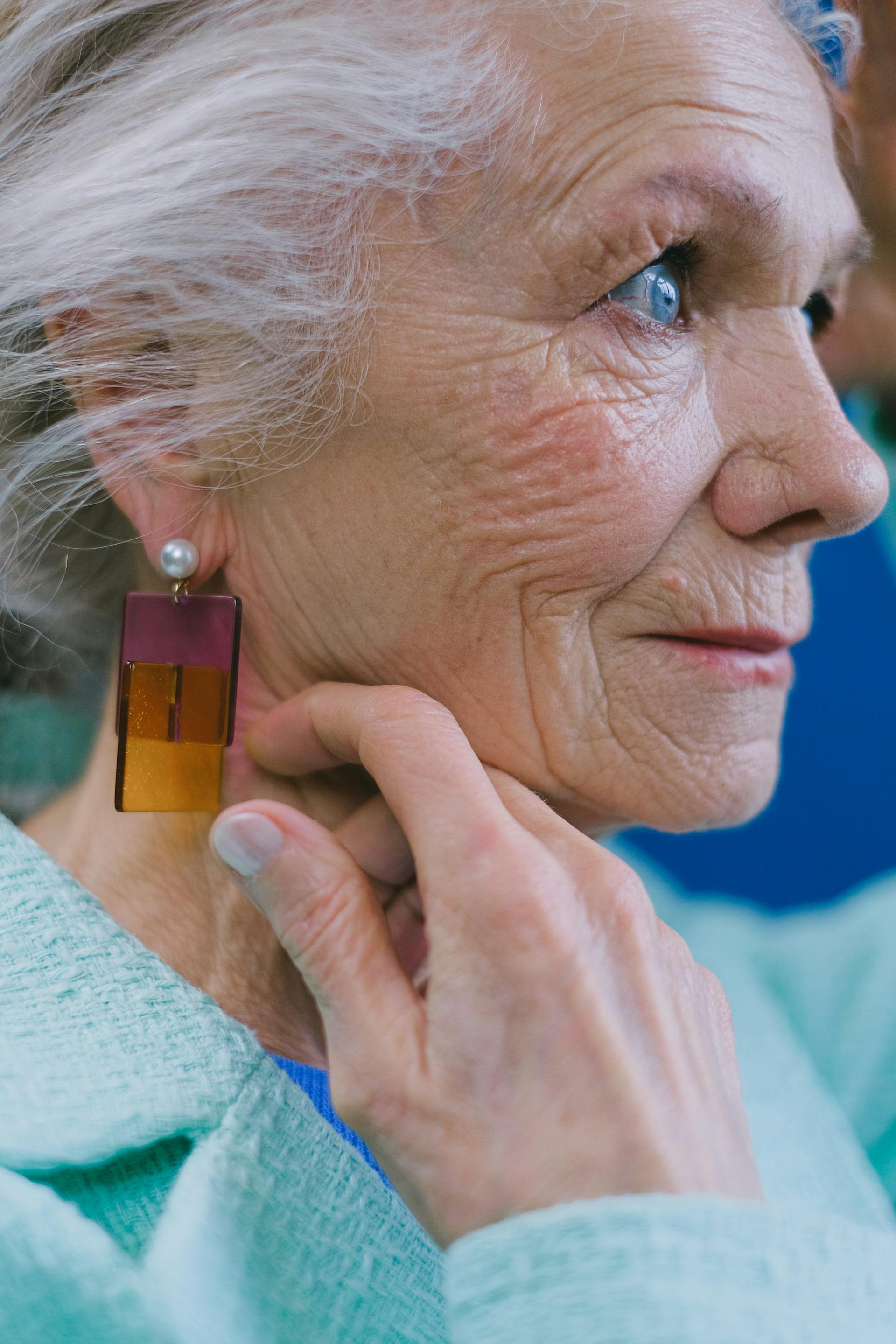 An older woman staring daggers | Source: Pexels