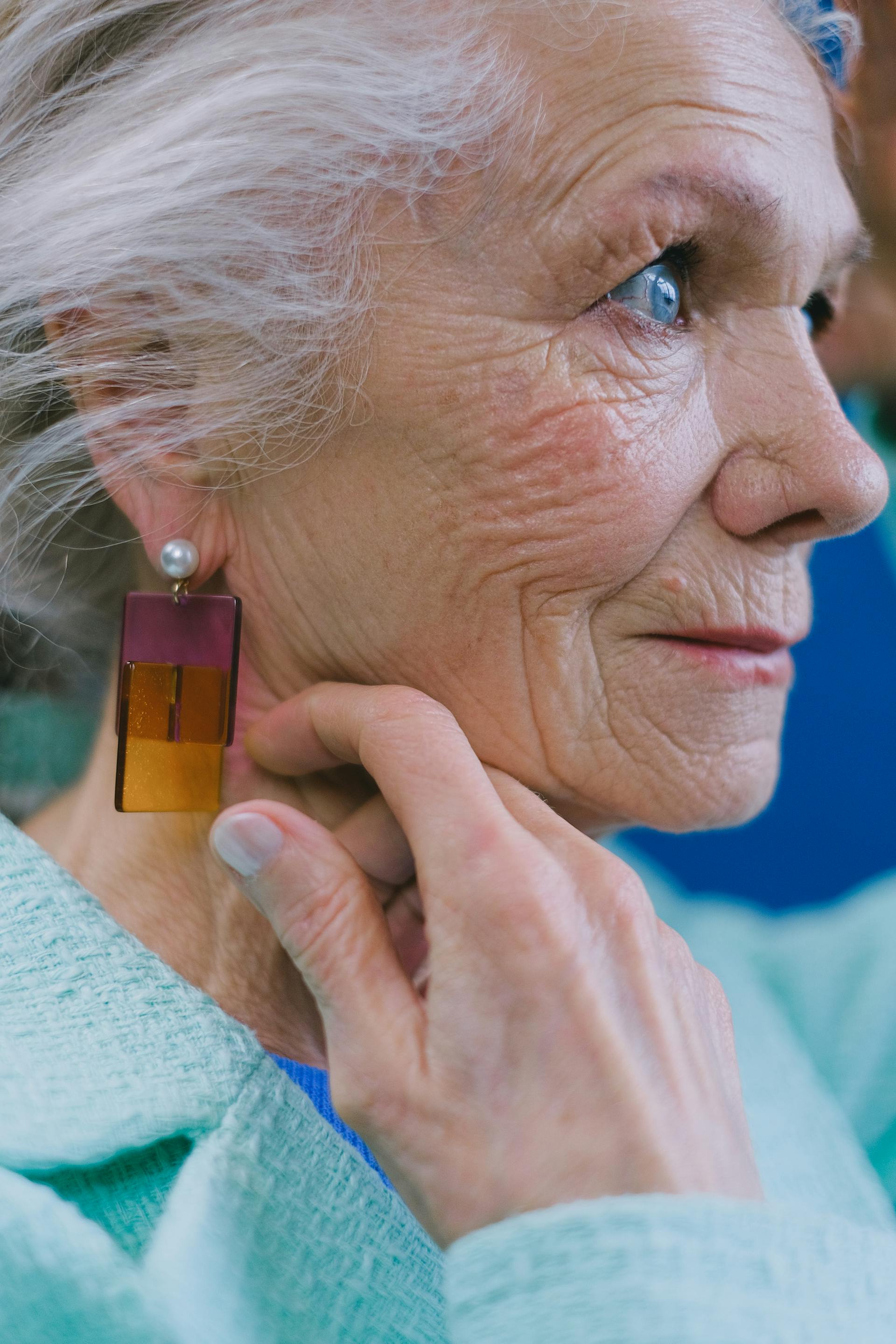 Side view of an older lady looking away | Source: Pexels