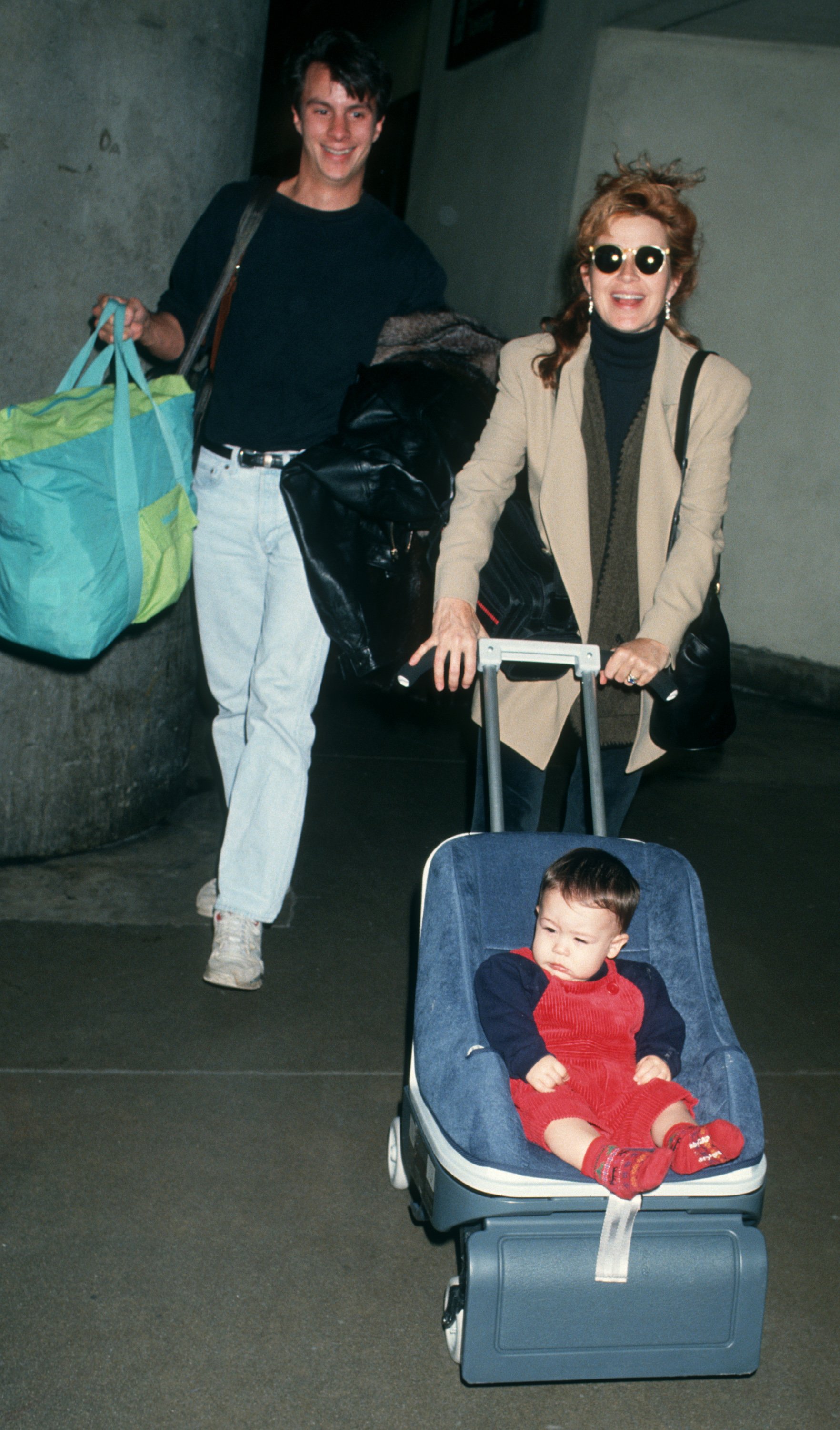 Annie Potts, husband James Hayman and son Doc Hayman being photographed on January 21, 193 at the Los Angeles International Airport in Los Angeles, California | Source: Getty Images 