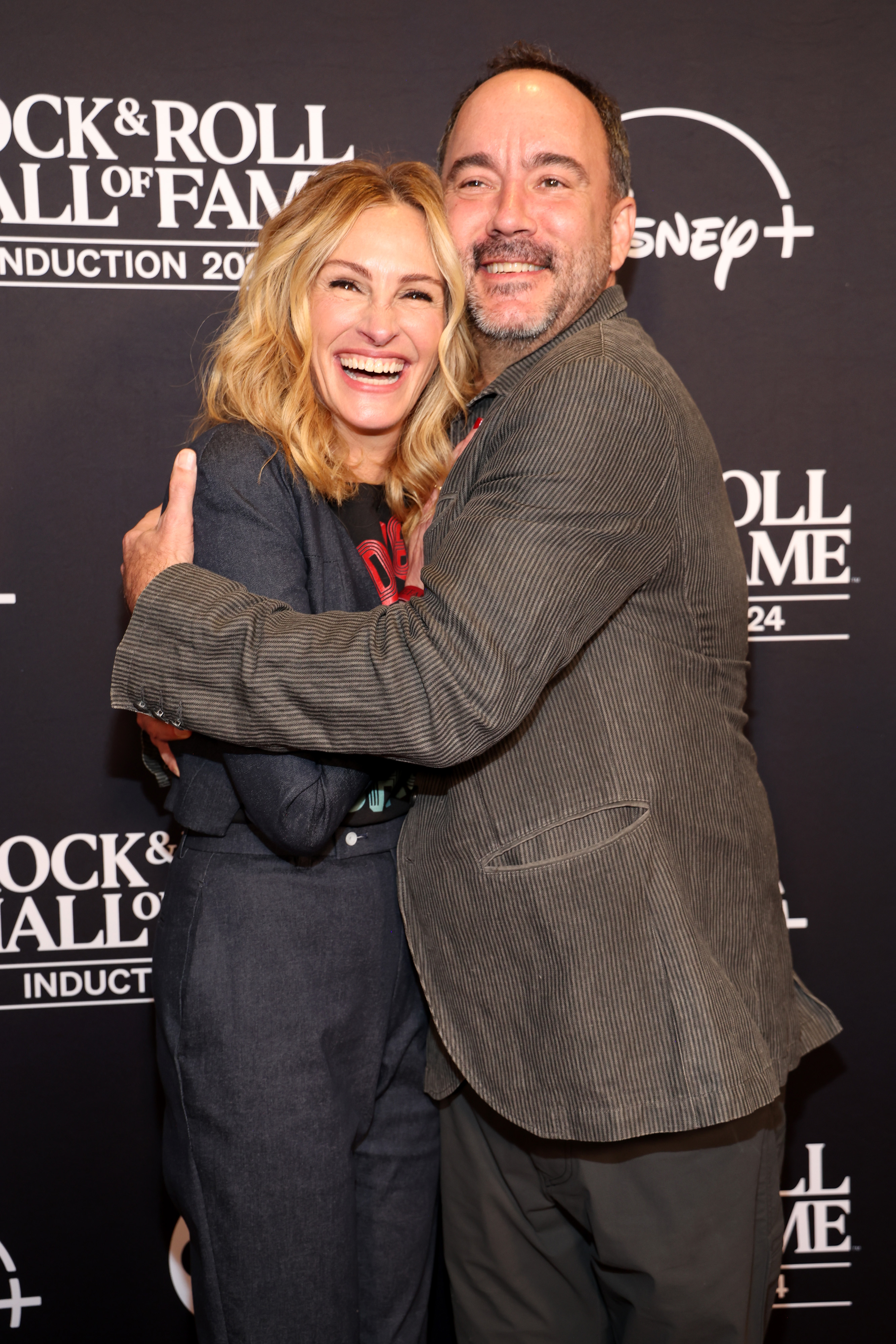 Dave Matthews and Julia Roberts shares a hug at the 2024 Rock & Roll Hall of Fame Induction Ceremony in Cleveland, Ohio, on October 19, 2024 | Source: Getty Images