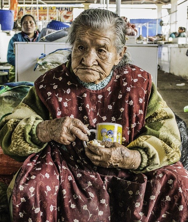 Une vieille dame qui mange. | Photo : Pixabay