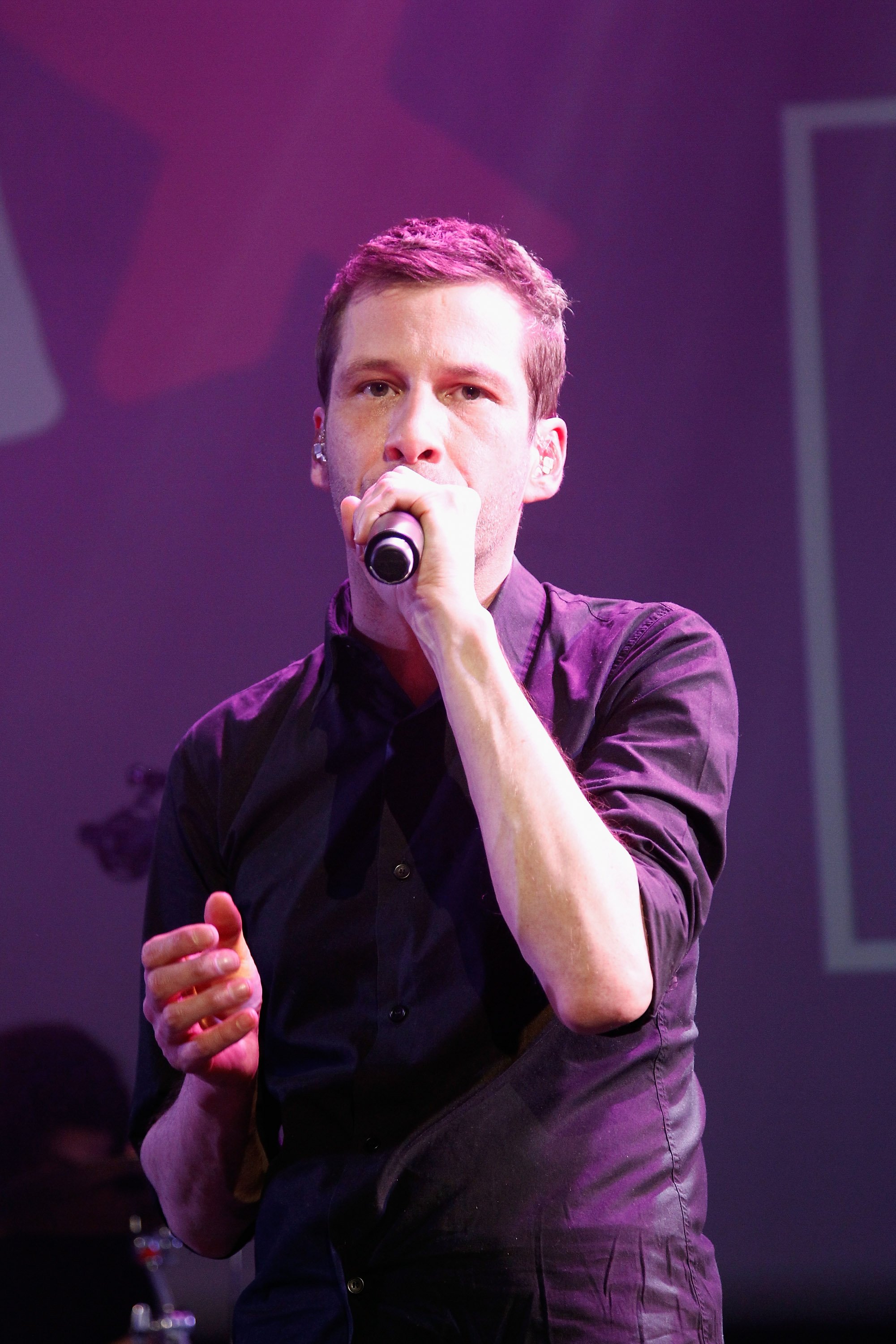 Alex Beaupain lors de la célébration du 50e anniversaire de France Inter le 8 décembre 2013 à Paris | Photo : Getty Image