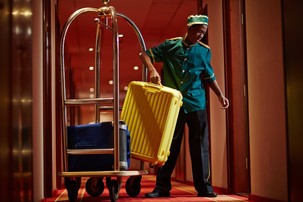 Ein Hotelmitarbeiter während der Arbeit. | Quelle: Shutterstock