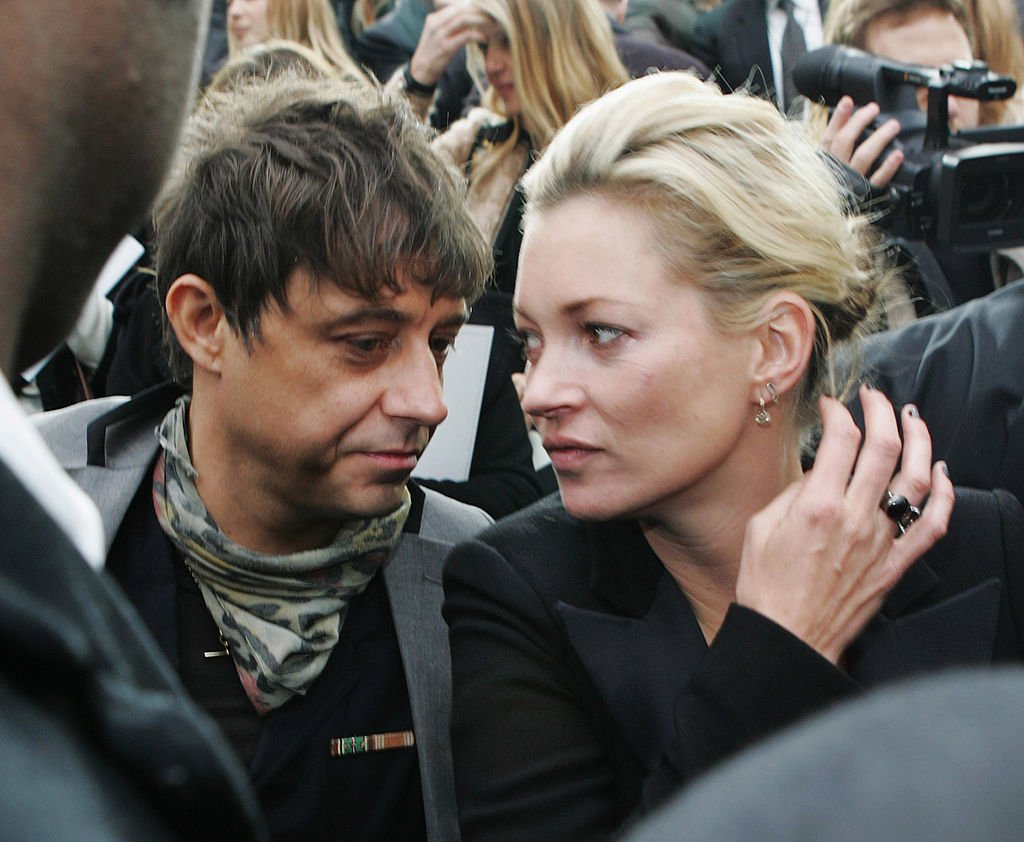 Jamie Hince und Kate Moss besuchen die Modenschau Chanel Ready-to-Wear A / W 2009 während der Paris Fashion Week im Grand Palais 2009 in Paris, Frankreich. (Foto von Toni Anne Barson / WireImage) | Soruce: Getty Images