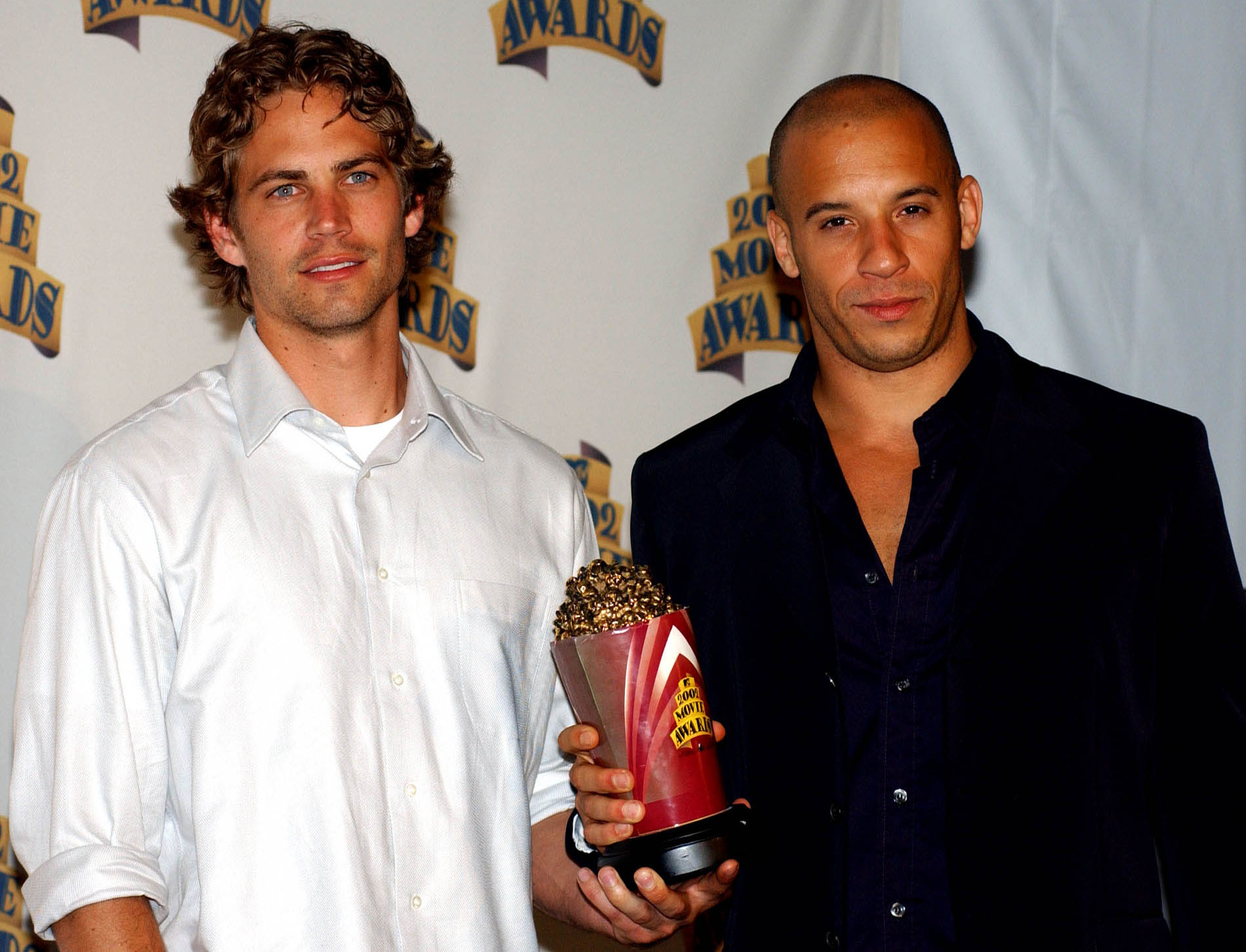 The two actors pose with their Award for "Best on-screen Team" backstage at the MTV Movie Awards in Los Angeles, in 2002 | Source: Getty Images