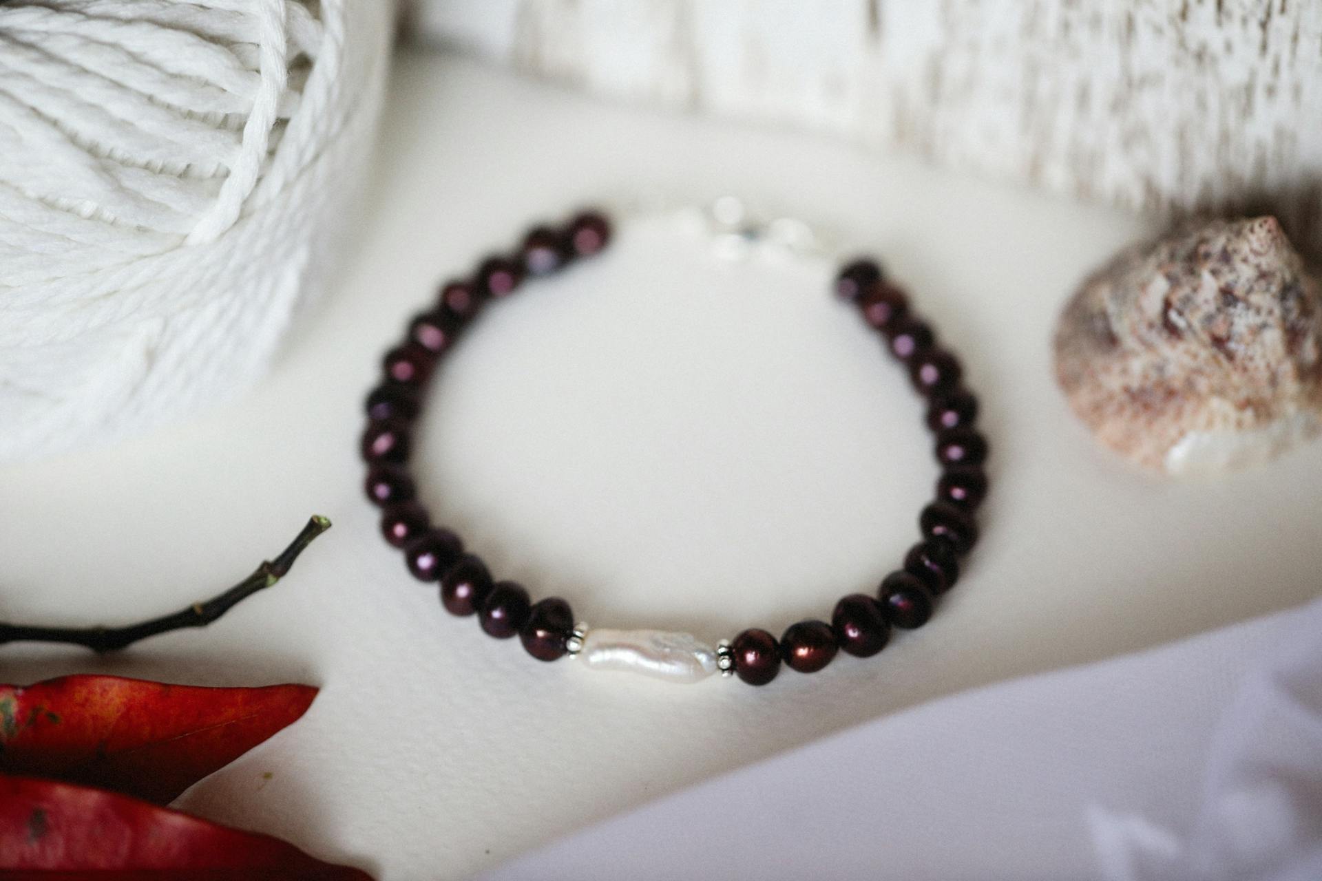 A beaded bracelet | Source: Pexels