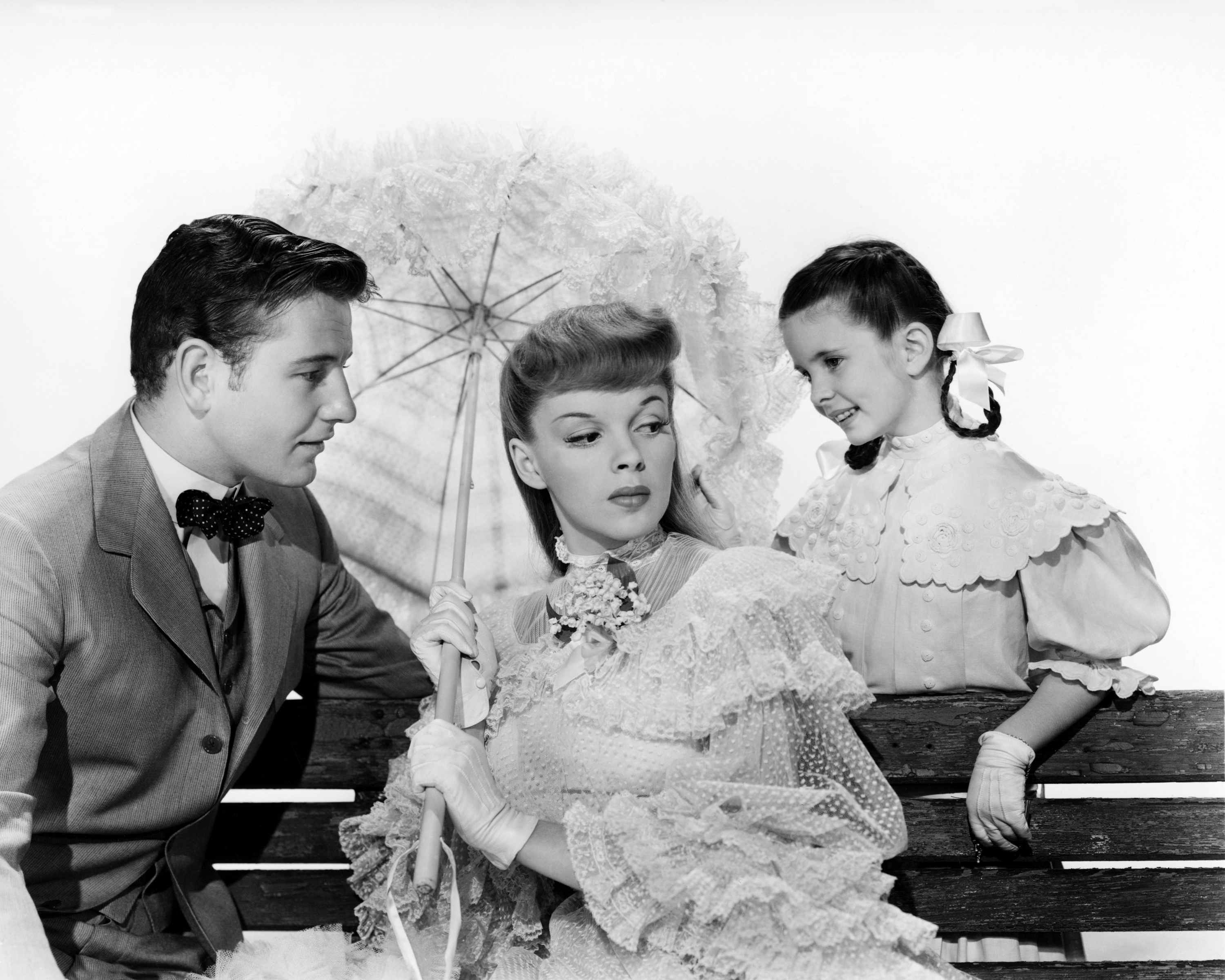 Tom Drake, Judy Garland, and the child star pictured in a promotional portrait for "Meet Me In St. Louis," 1944 | Source: Getty Images