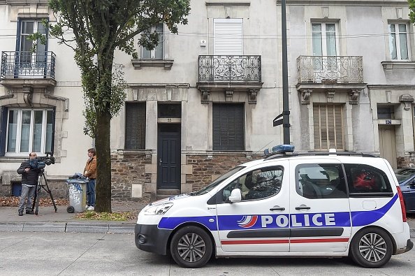 Une voiture de police est garée devant l'ancienne maison où Xavier Dupont De Ligonnes.| Photo : Getty Images