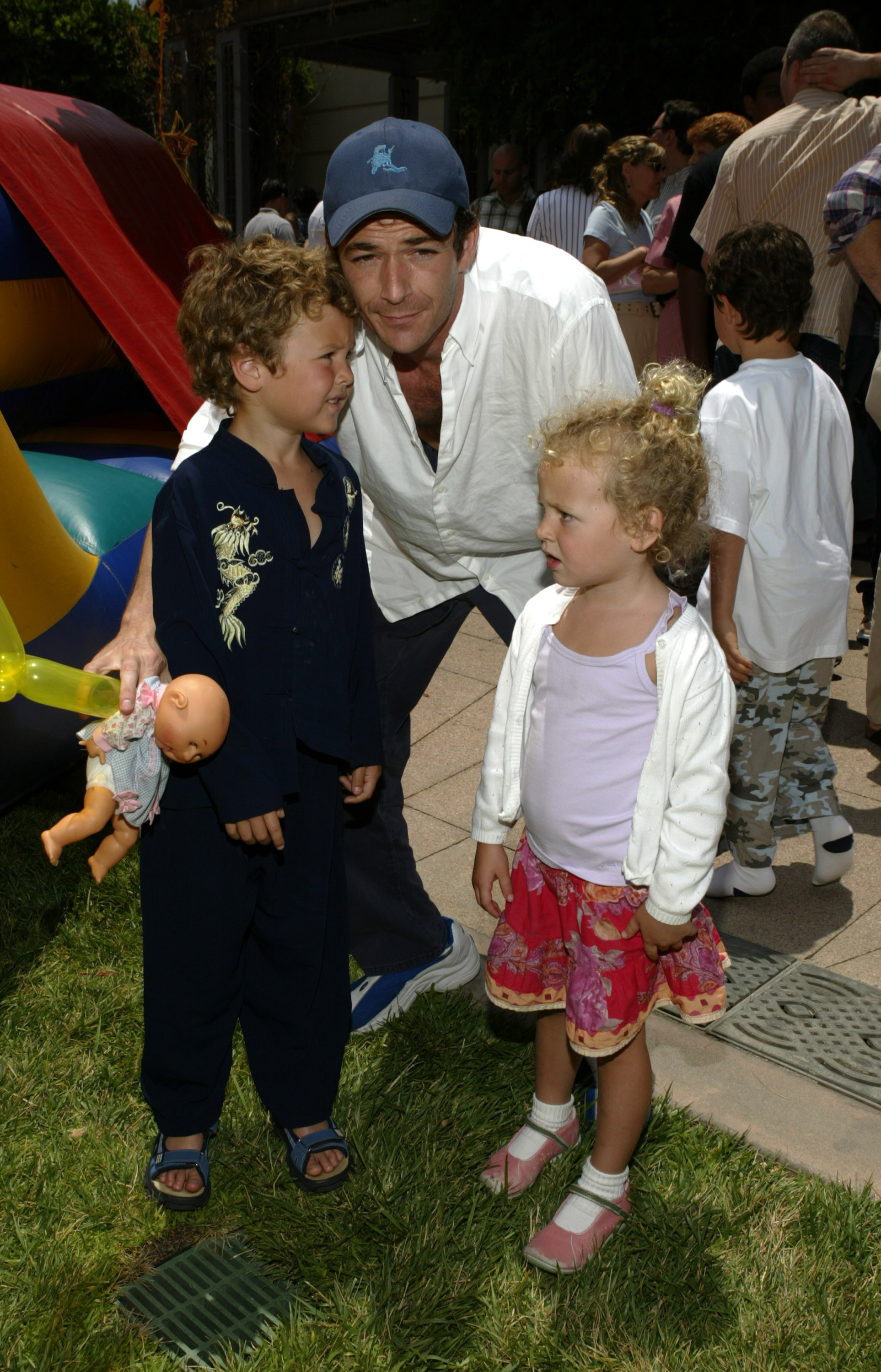 Luke Perry, with Sophie and Jack on June 6, 2004 | Source: Getty Images