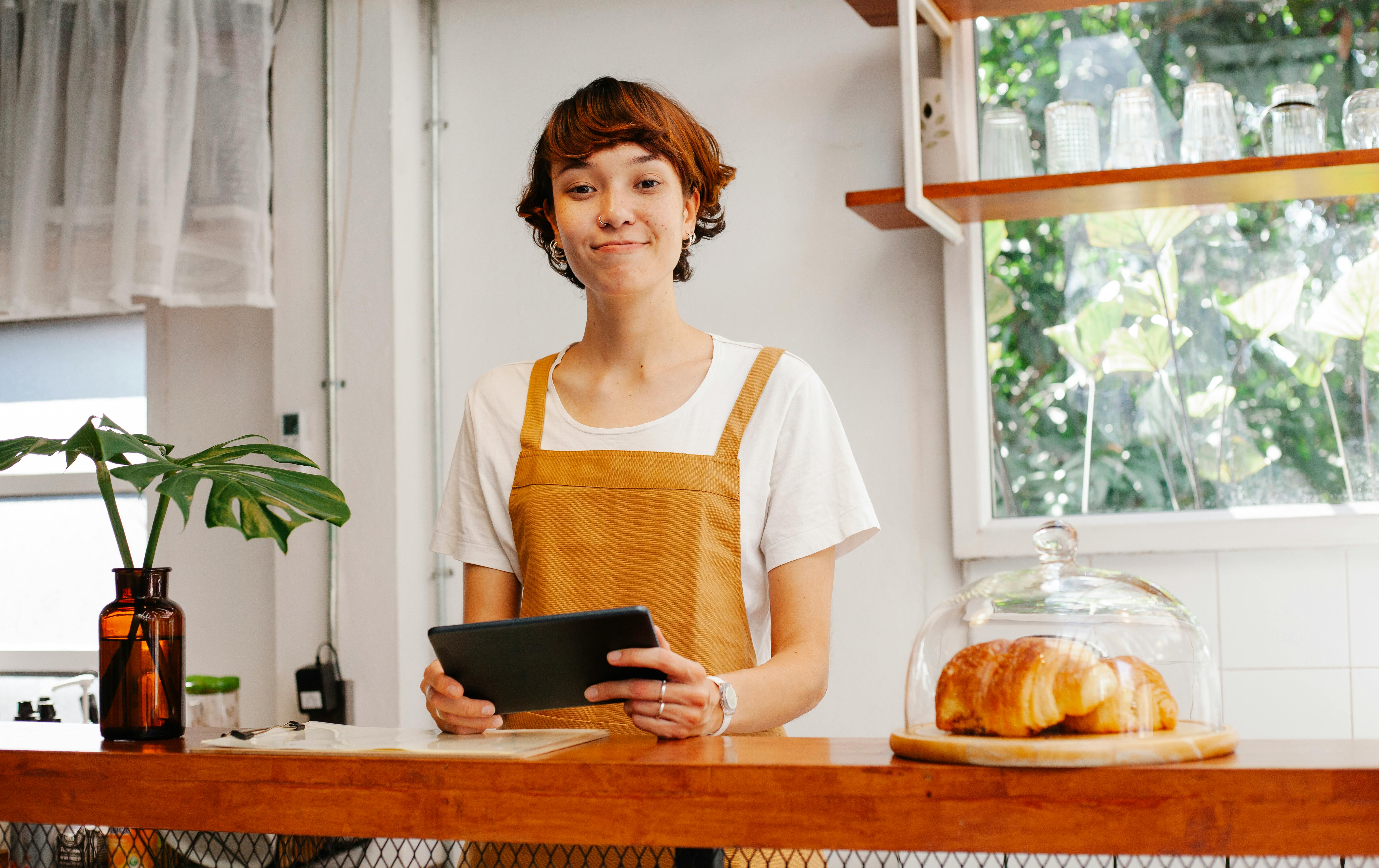 A waitress looking straight ahead | Source: Pexels