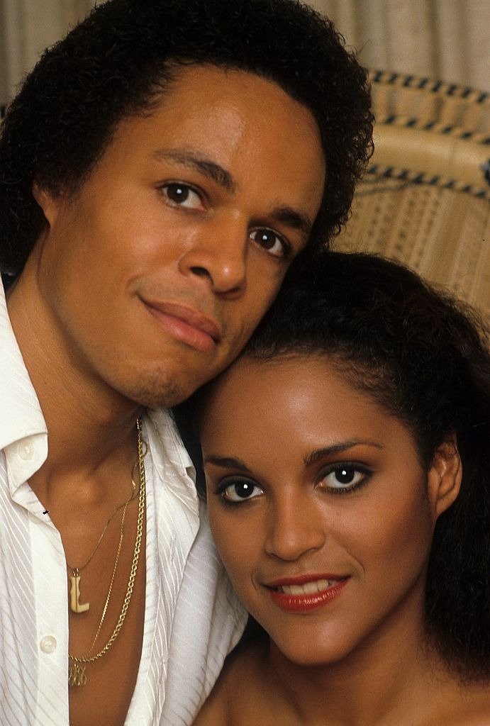 Leon Isaac Kennedy and Jayne Kennedy pose for a portrait in circa 1982 in Los Angeles, California. | Photo: Getty Images