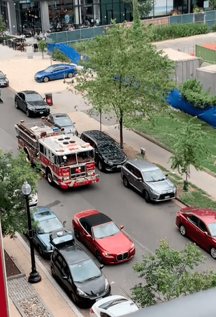A fire truck that cannot pass on the road. | Source: Reddit.com/MrJackDog