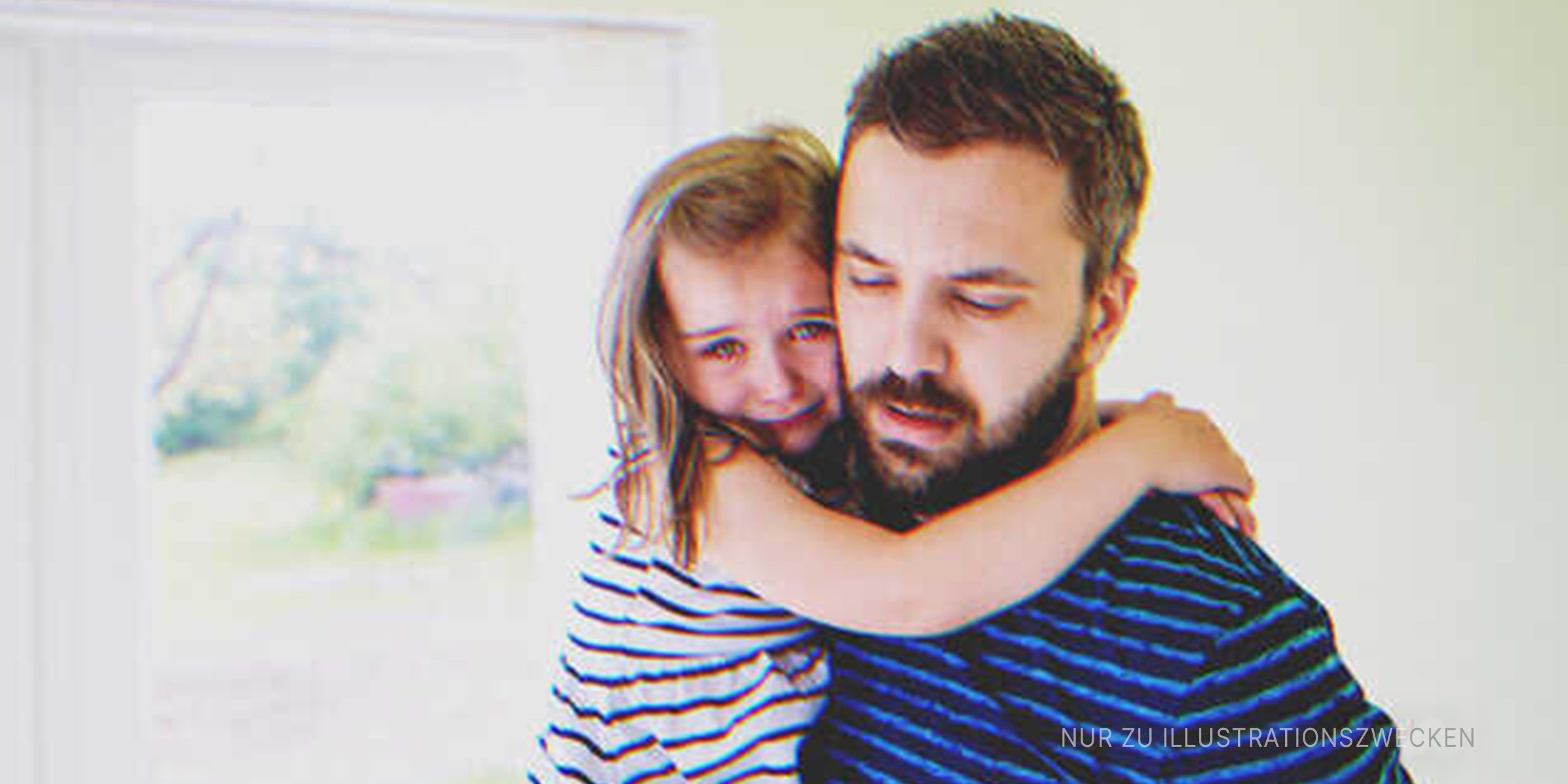 Ein kleines Mädchen umarmt einen Mann | Quelle: Shutterstock