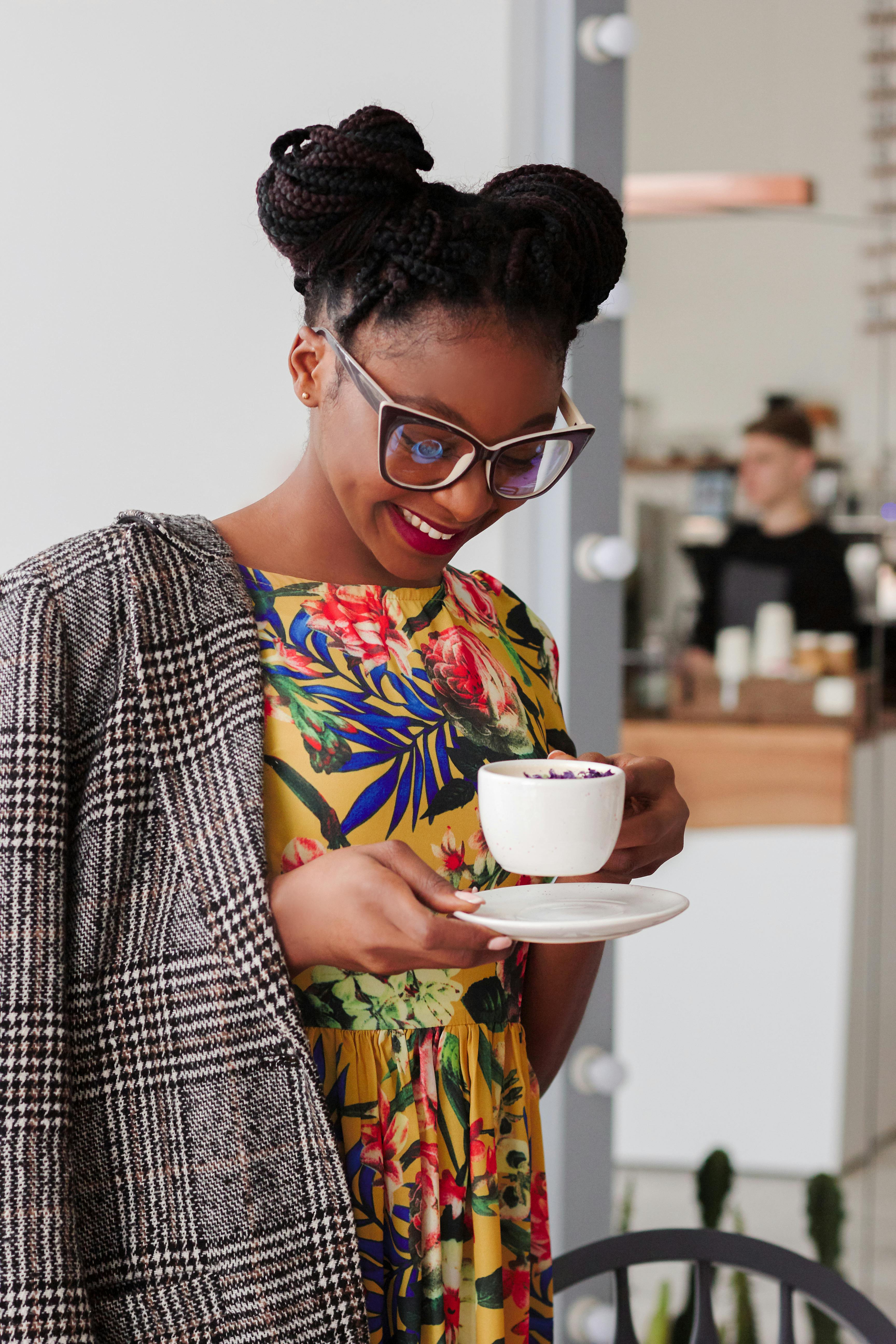 A woman with a cup of coffee | Source: Pexels