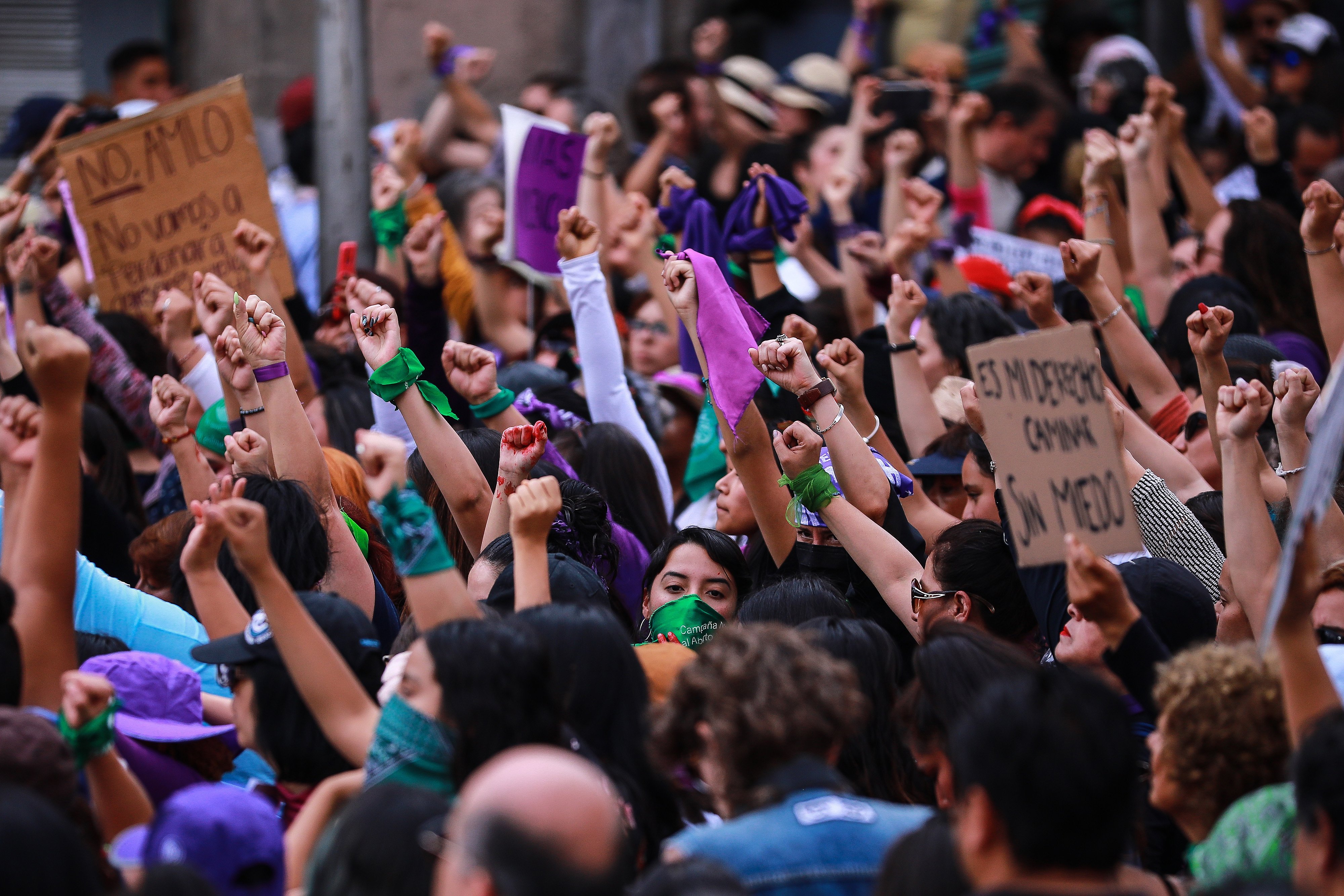 Las mujeres levantan los puños durante una protesta en el Día Internacional de la Mujer en la Ciudad de México, México, el 8 de marzo de 2020. | Foto: Getty Images