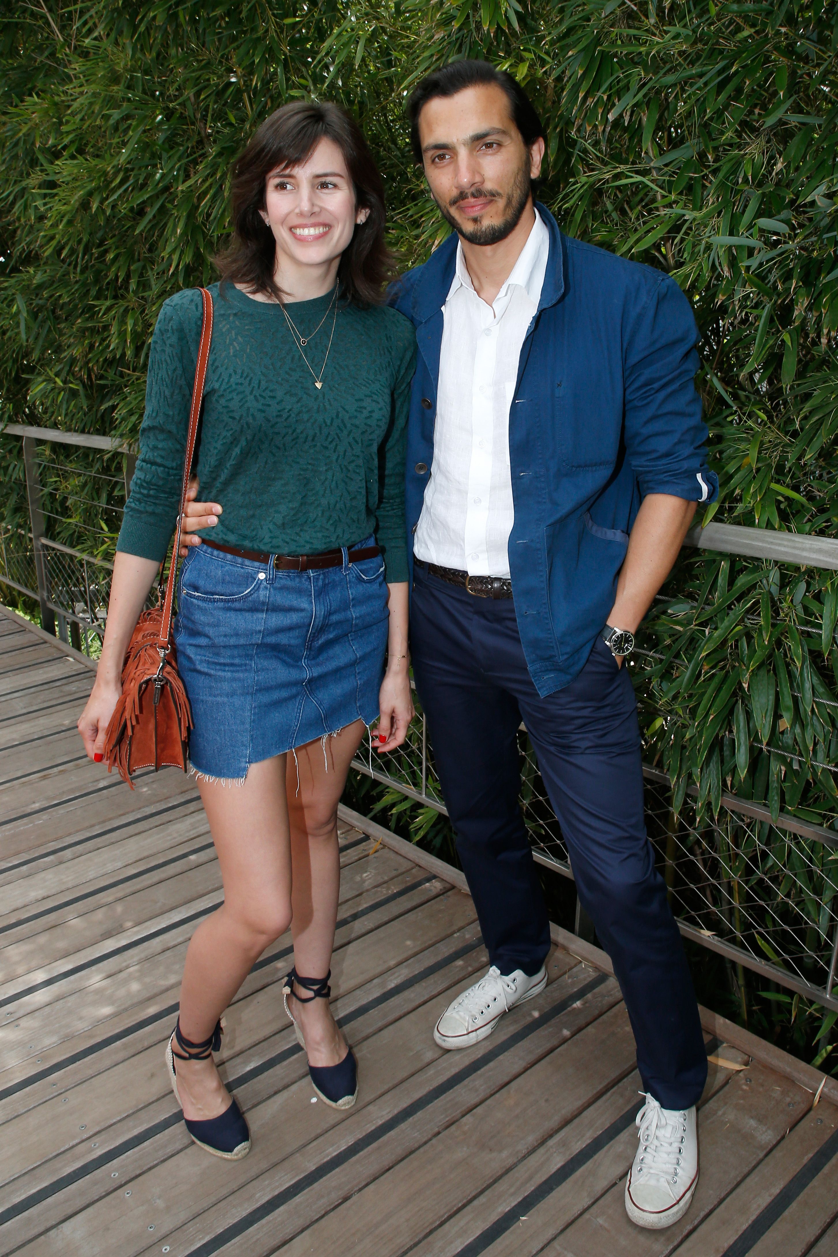 Les acteurs Louise Monot et son compagnon Samir Boitard à Roland Garros le 4 juin 2017 à Paris, France. | Photo : Getty Images