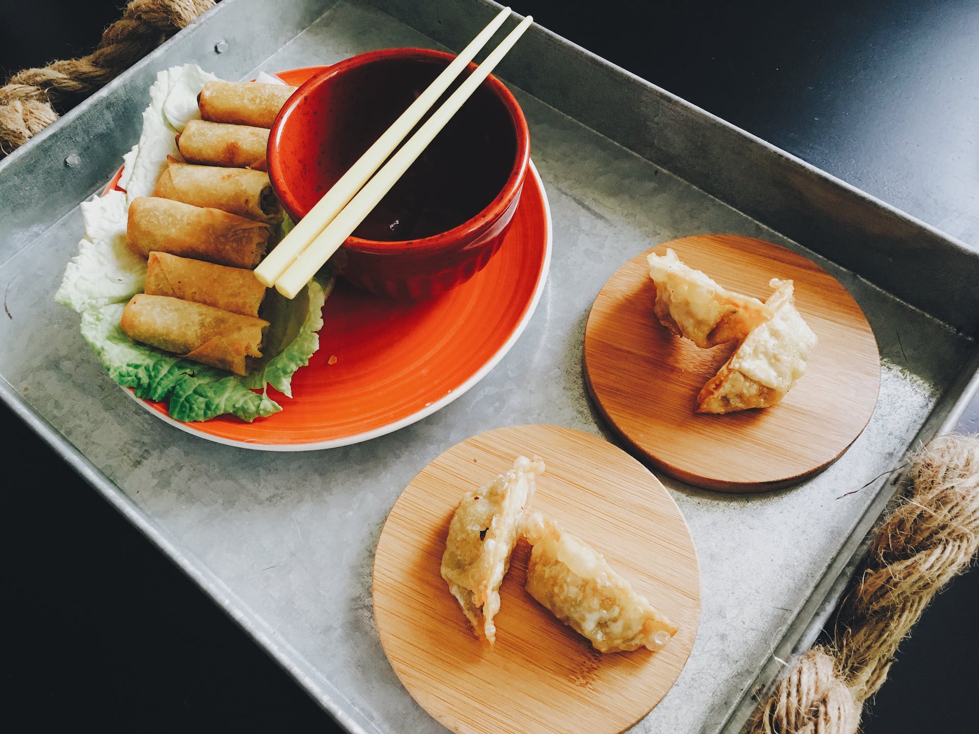 Spring rolls and dumplings on a tray | Source: Pexels