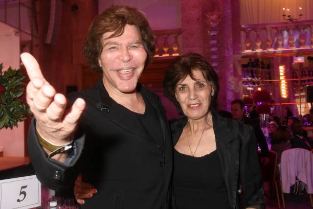 La chanteuse Linda de Suza et Grichka Bogdanoff | Photo : Getty Images