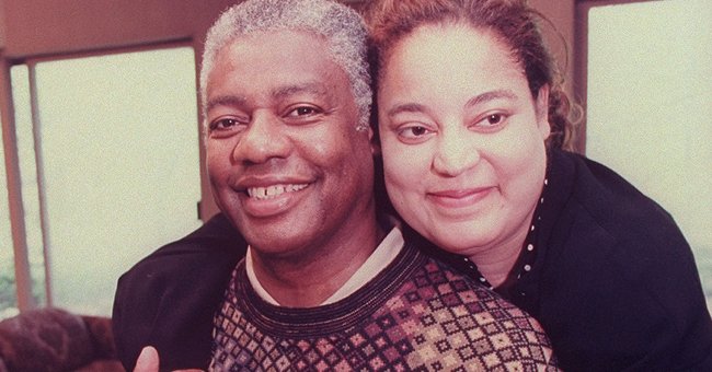 Oscar Robertson getting a hug from daughter, Tia; he donated a kidney to save her life | Photo: Getty Images